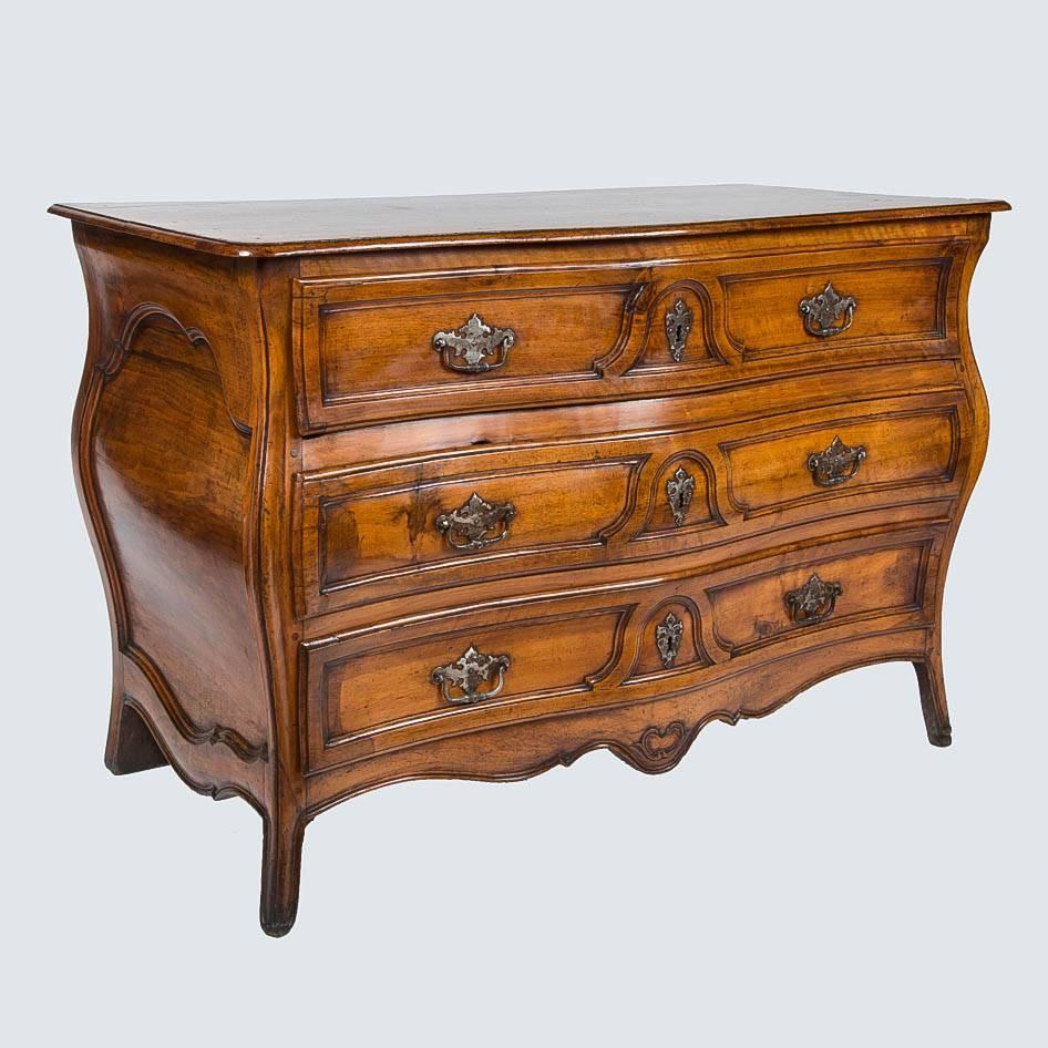 Late 18th Century Walnut Bombé Commode For Sale 2