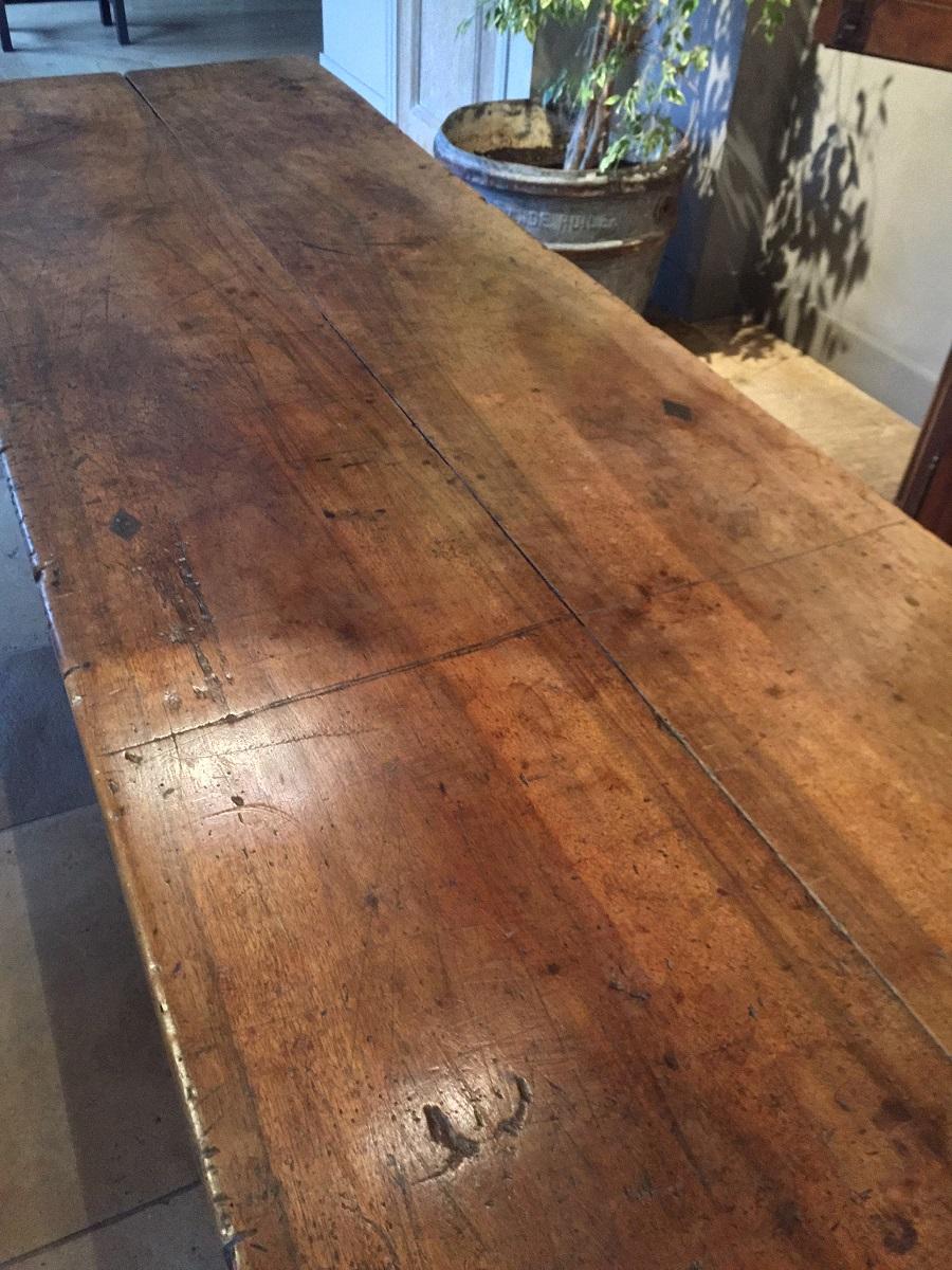 Late 18th Century Walnut Dining Table In Good Condition In Vosselaar, BE