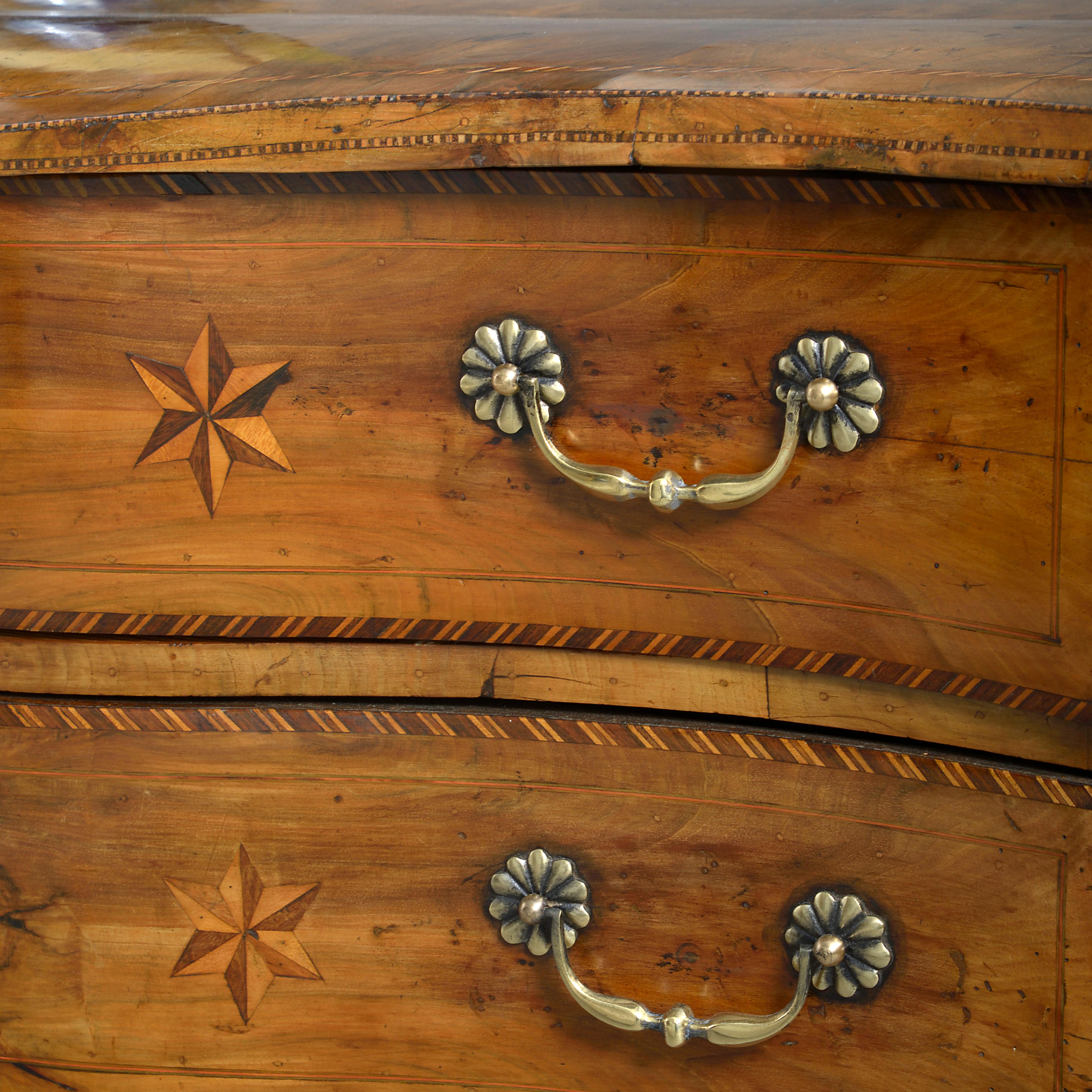 Late 18th Century Walnut Serpentine Commode In Good Condition In London, GB