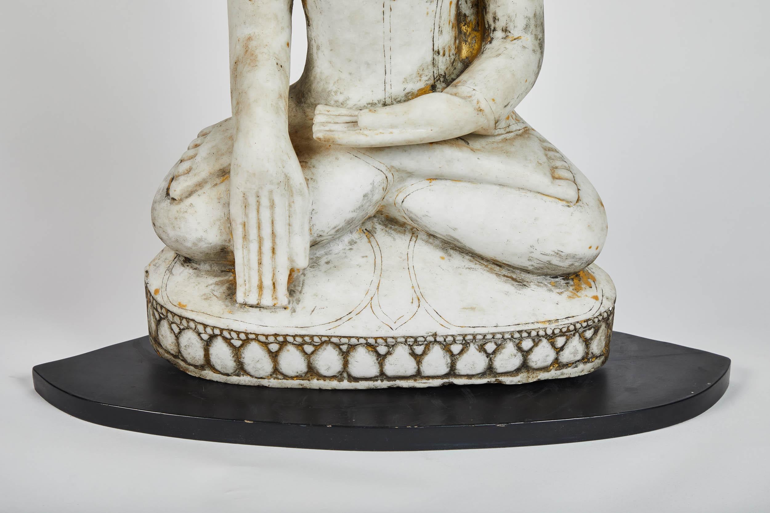 Late 18th Century White Alabaster Carved Ava Style Buddha Statue In Good Condition In Pasadena, CA