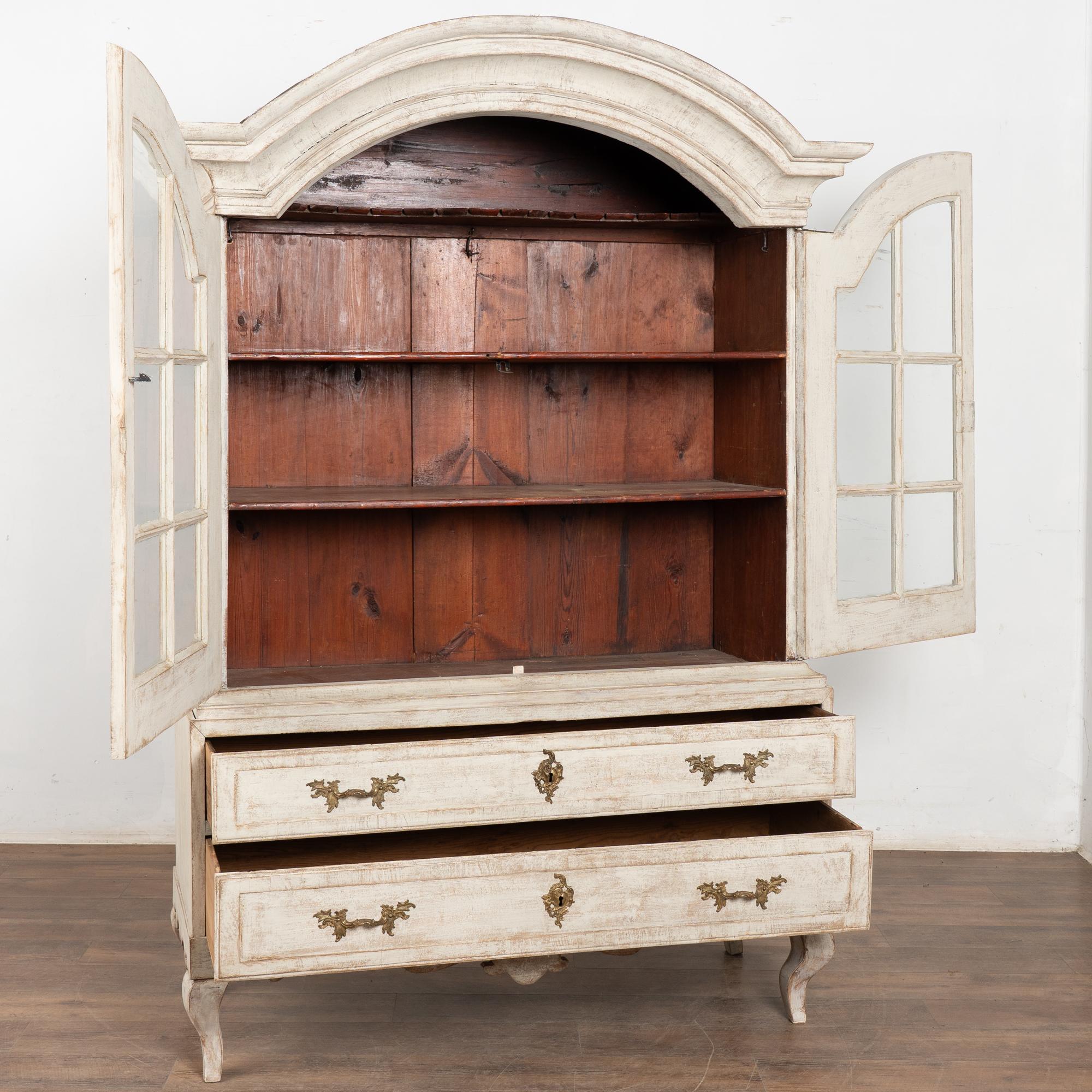 Rococò Vetrina in pino svedese bianco della fine del XVIII secolo in vendita