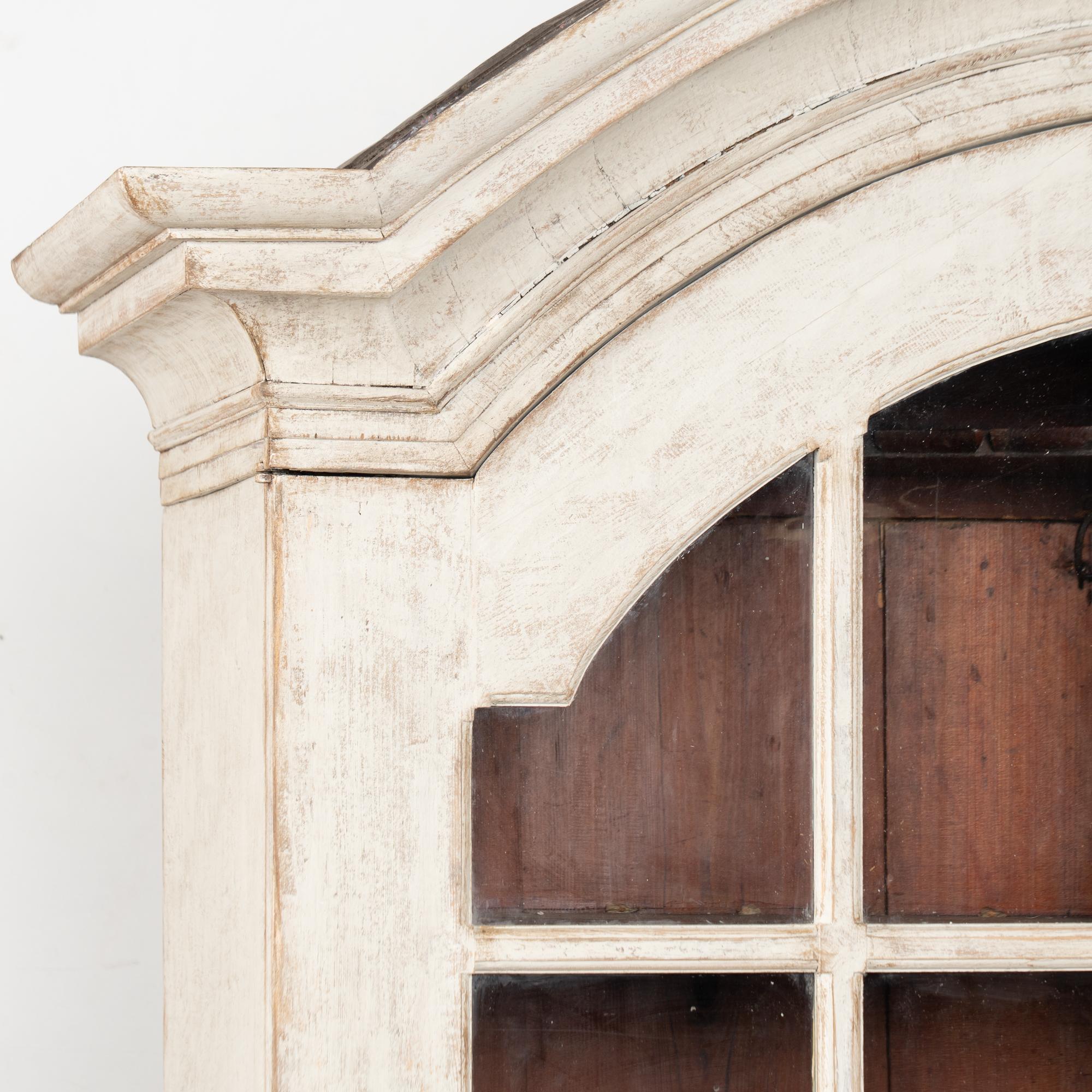 Vetrina in pino svedese bianco della fine del XVIII secolo In condizioni discrete in vendita a Round Top, TX