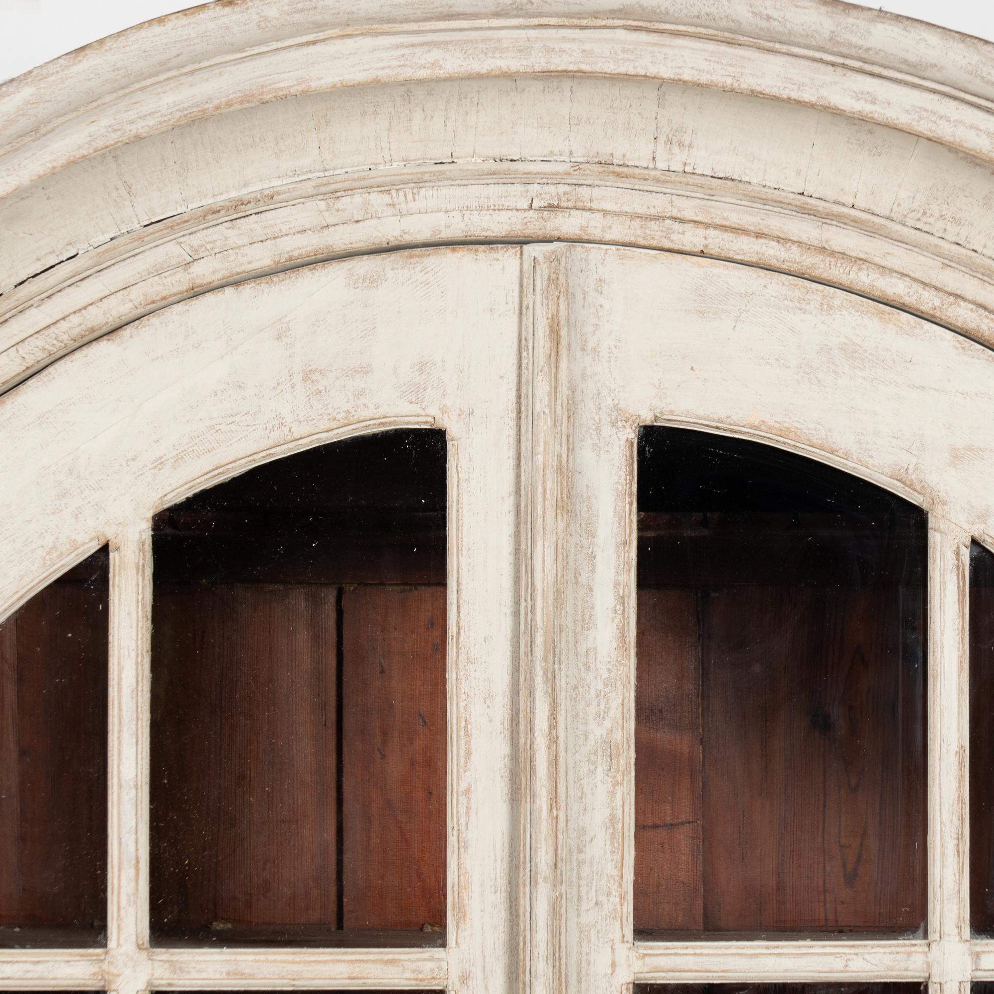 Vetro Vetrina in pino svedese bianco della fine del XVIII secolo in vendita