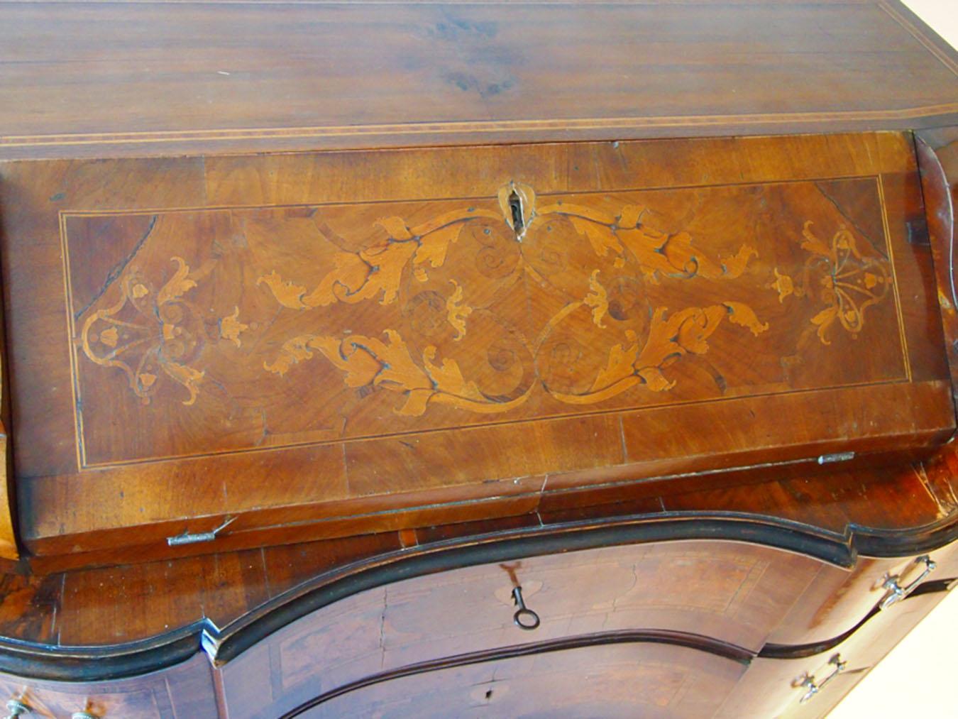 Walnut Late 18th Century Writing Commode For Sale
