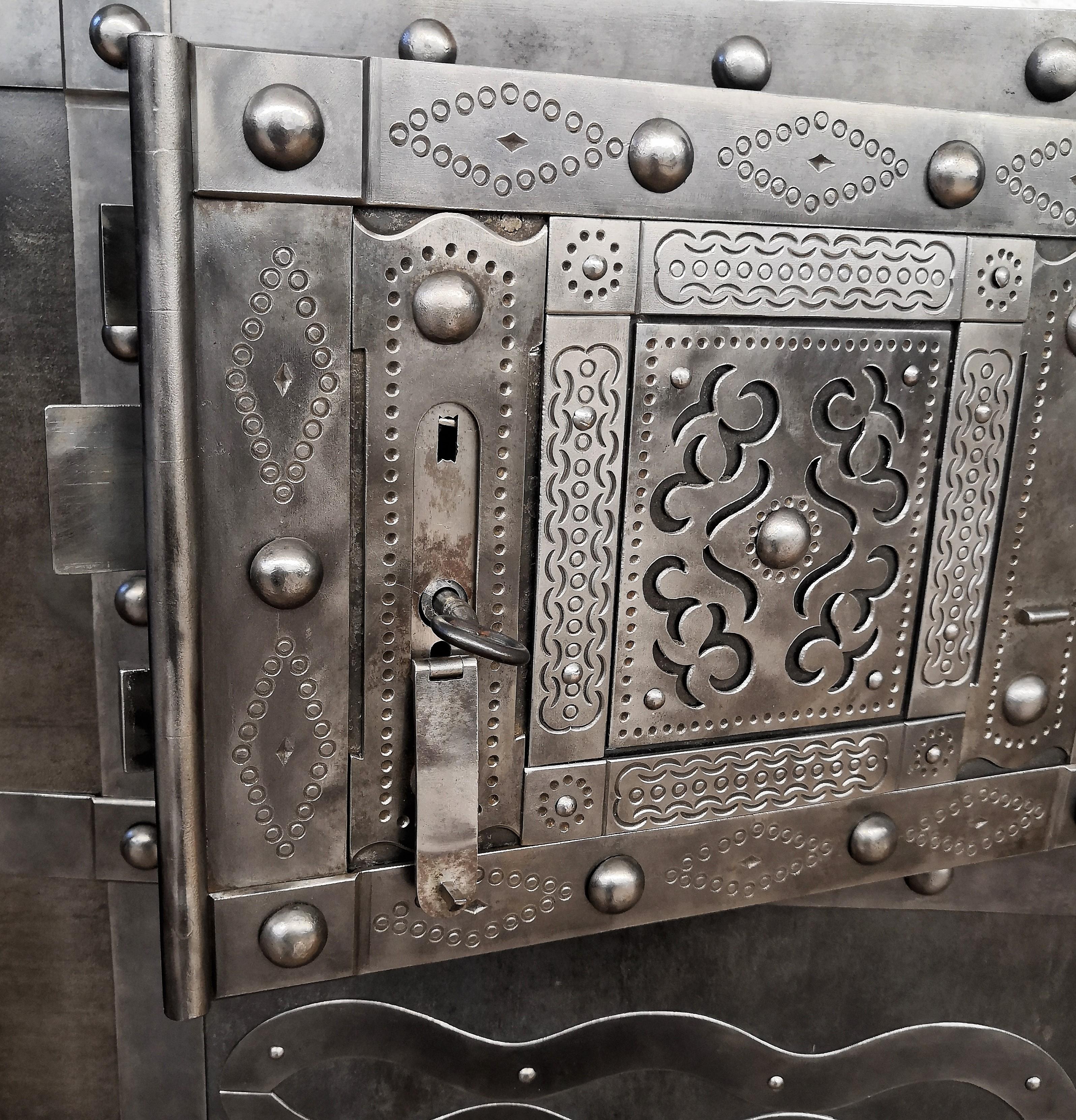 Northern Italian safe with all-around hobnails, dated circa 1790-1840, probably from the Piedmont region that features great decorations with burin incisions, a typical handmade technique of 'dots' engraving process typical from the period. The safe