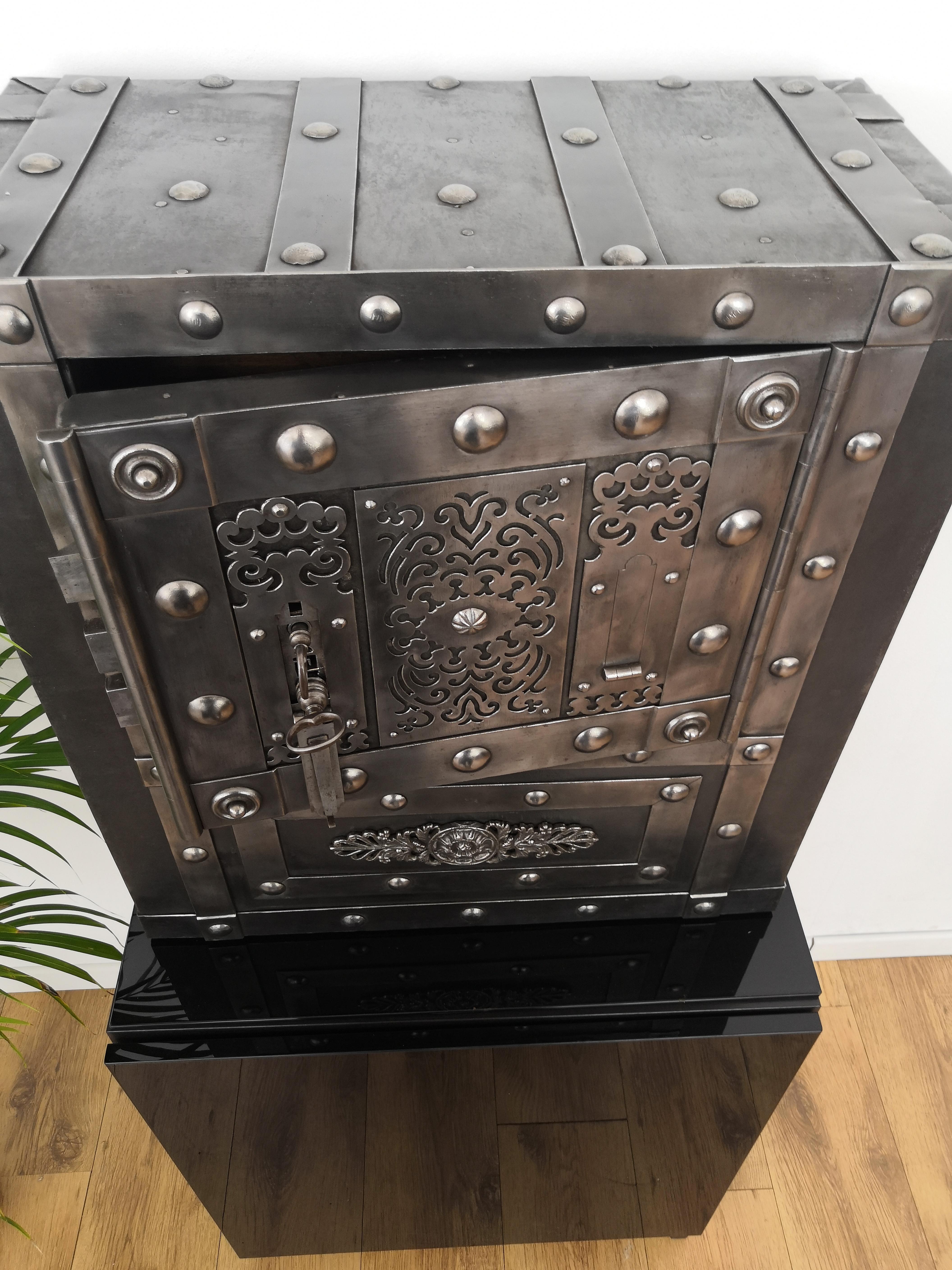Late 18th Century Wrought Iron Italian Antique Hobnail Safe Strongbox 4