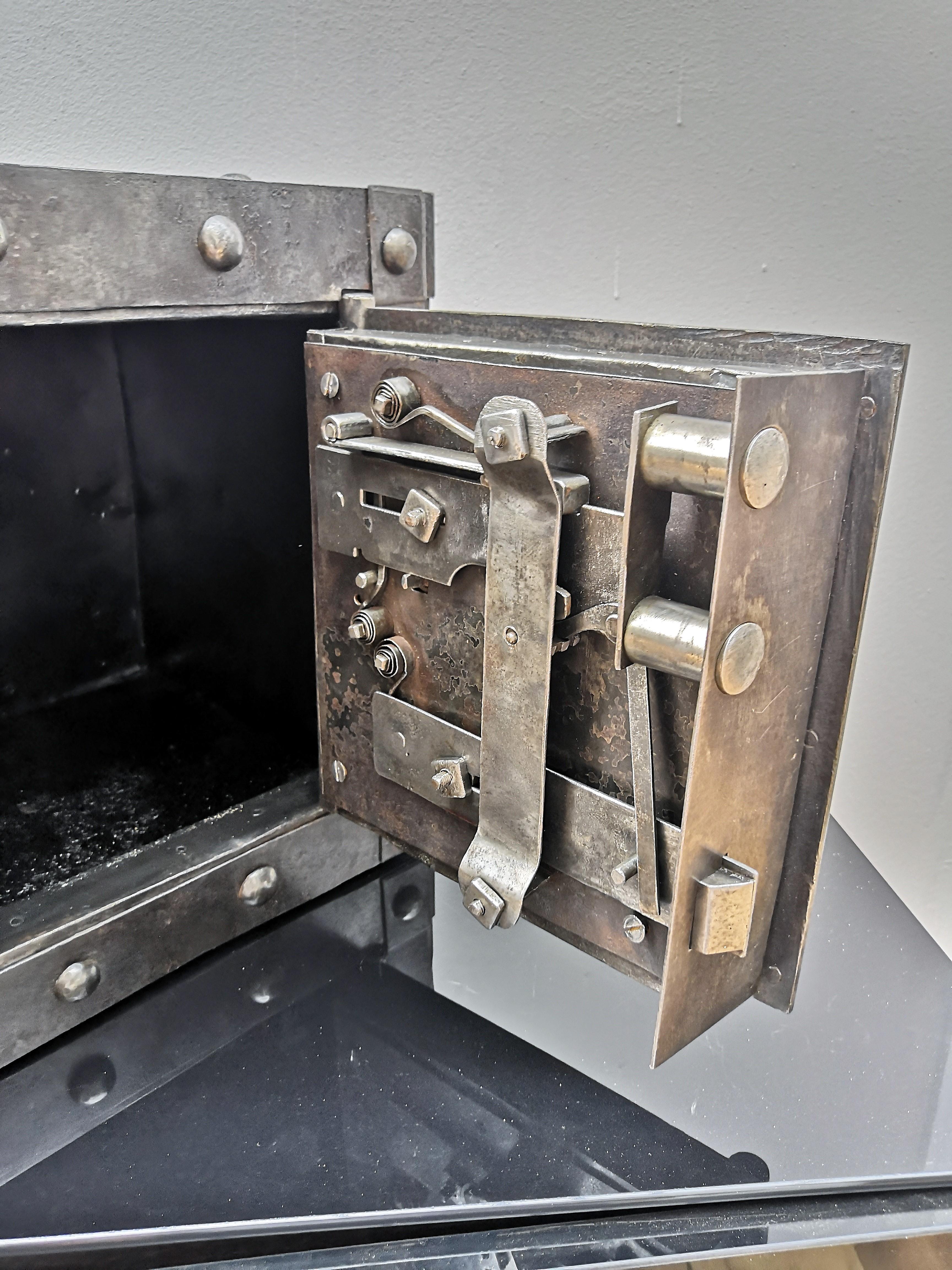 Late 18th Century Wrought Iron Italian Antique Hobnail Studded Safe Strongbox In Good Condition In Carimate, Como