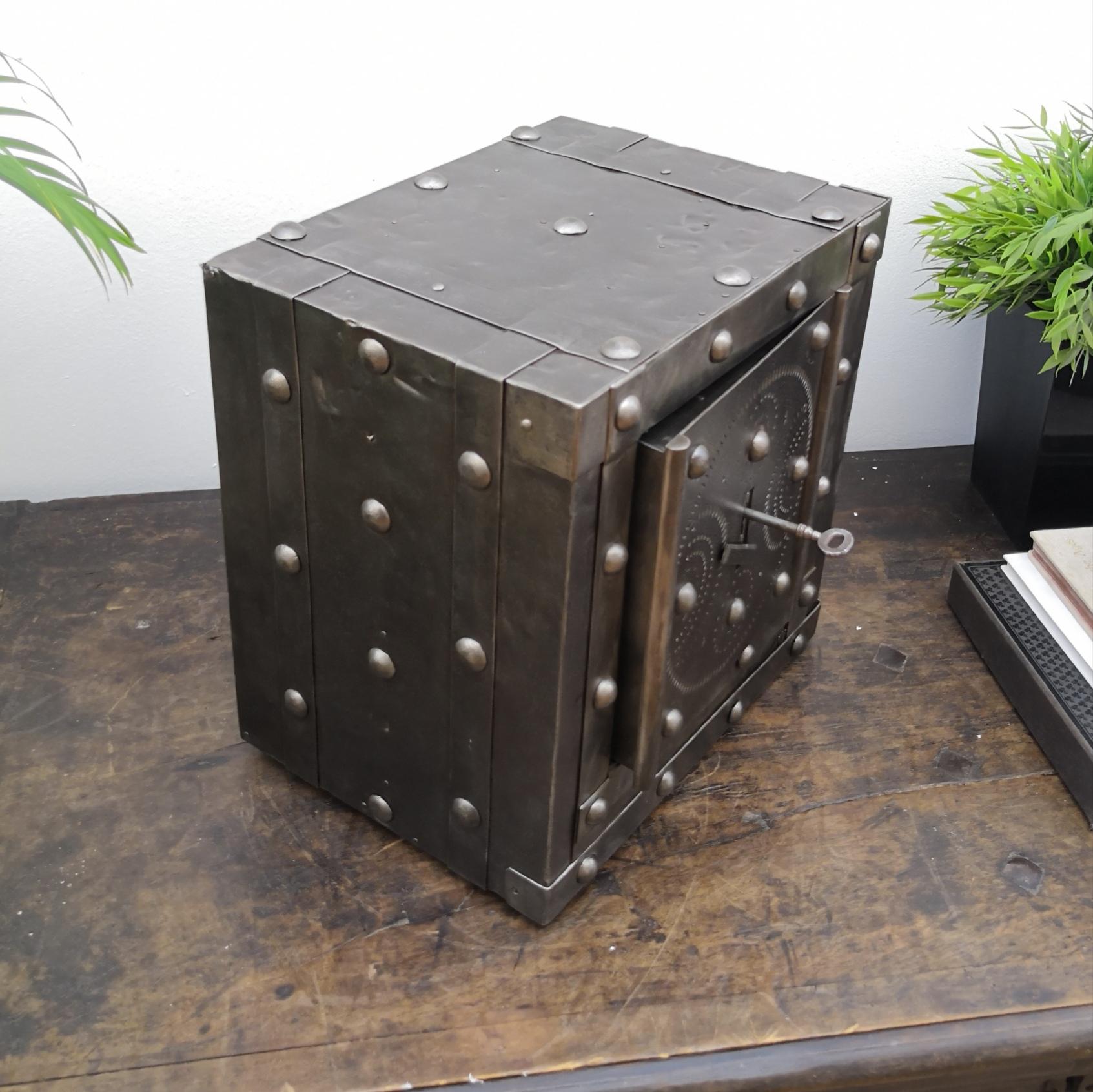 Late 18th Century Wrought Iron Italian Antique Hobnail Studded Safe Strongbox In Good Condition In Carimate, Como