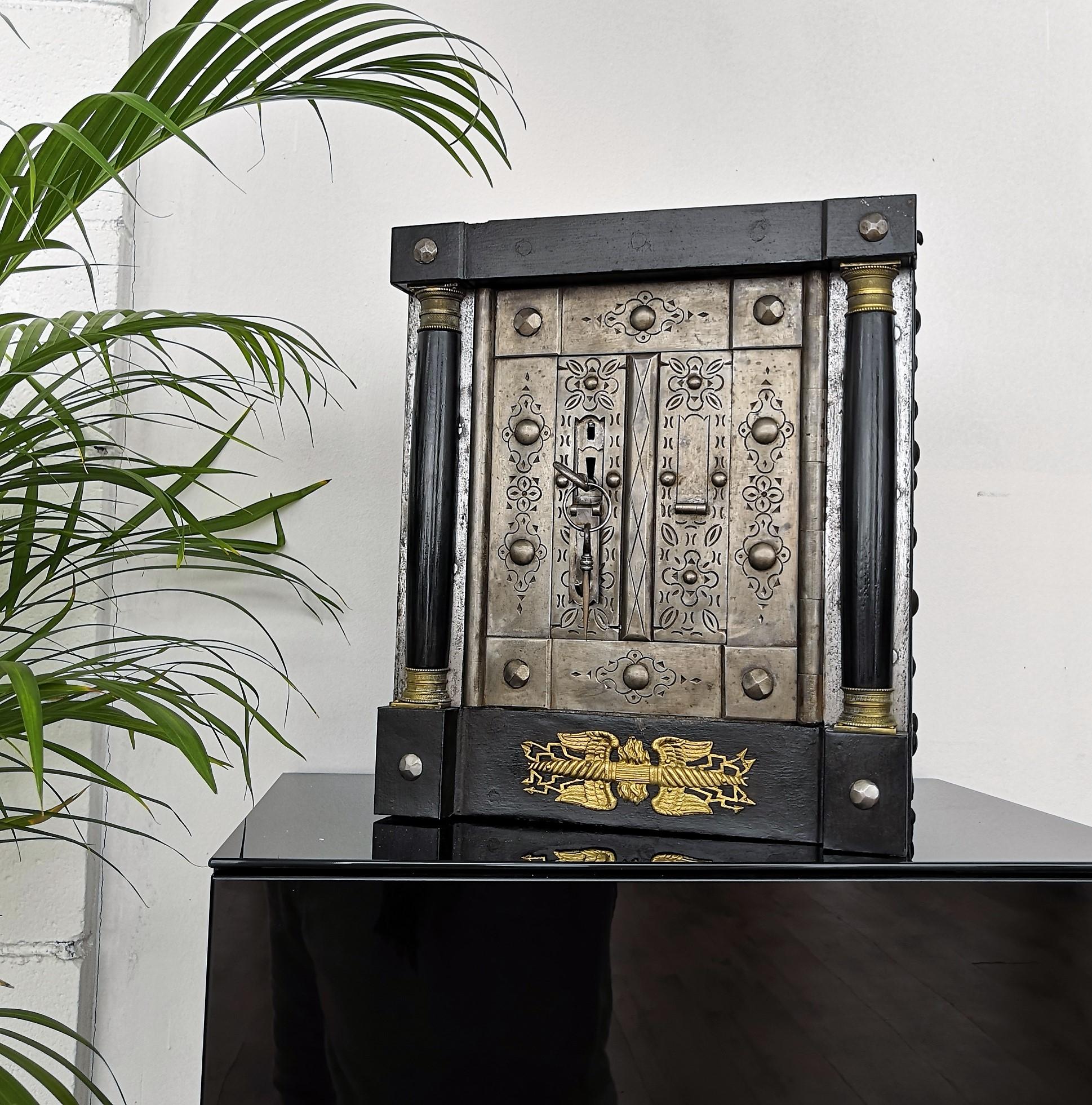 Late 18th Century Wrought Iron Italian Antique Hobnail Studded Safe Strongbox In Good Condition In Carimate, Como