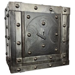 Schmiedeeiserne antike italienische Schmiedeeiserne Hobnail Nieten Safe Strongbox aus dem späten 18. Jahrhundert