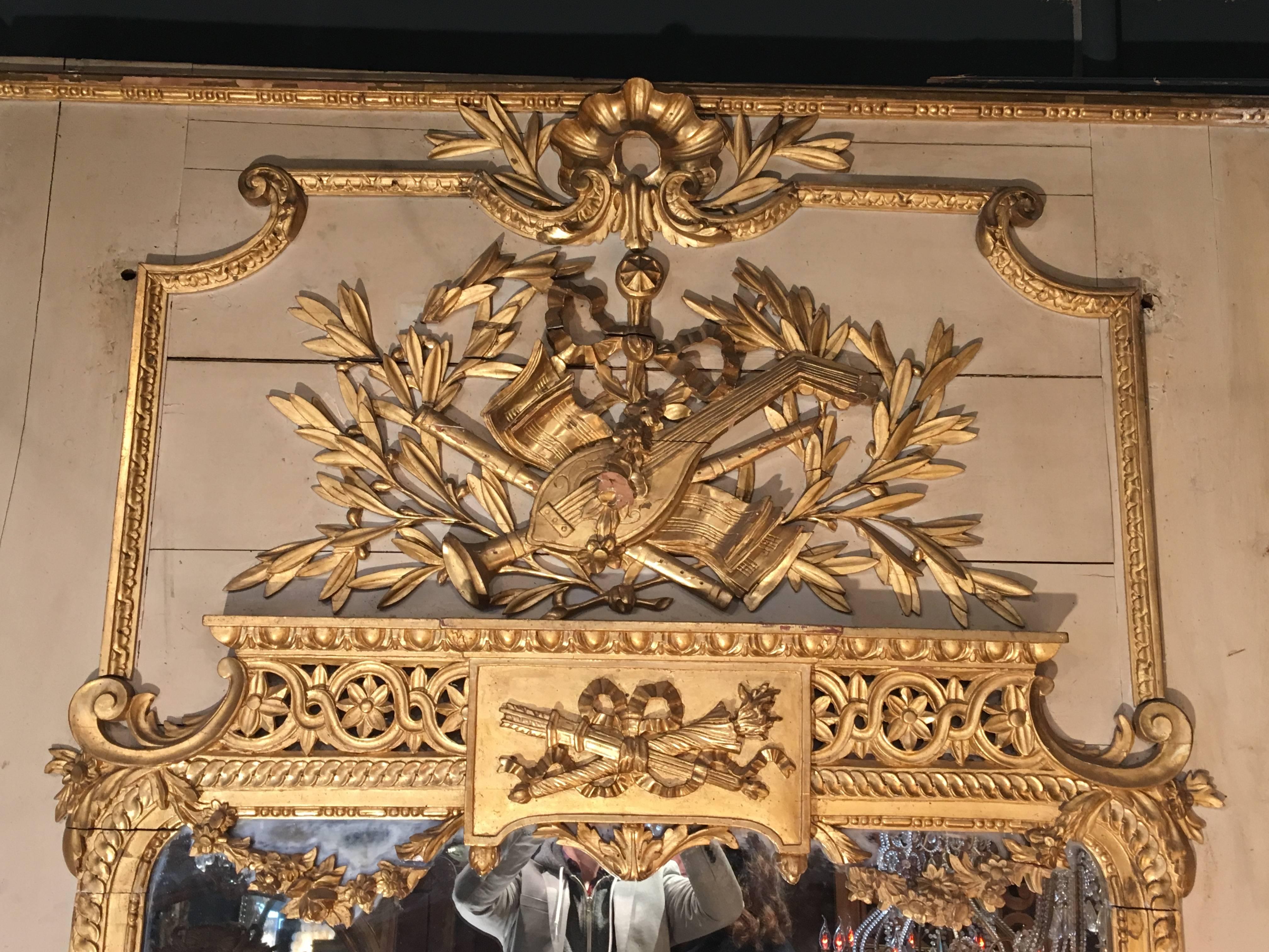 Late 18th century, Louis XVI, important and wonderful trumeau (or pier glass) carved and gilded.
Ancient mirror with its original wooden floor.
Original patina.
