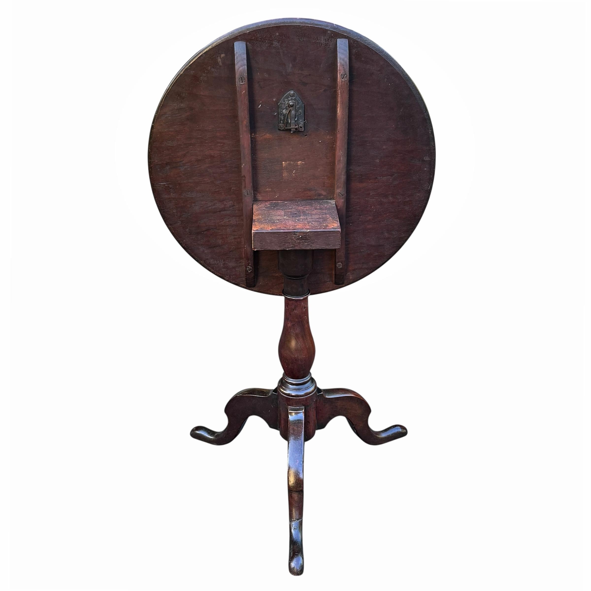 Late 18th/Early 19th Century American Tilt-Top Table For Sale 6