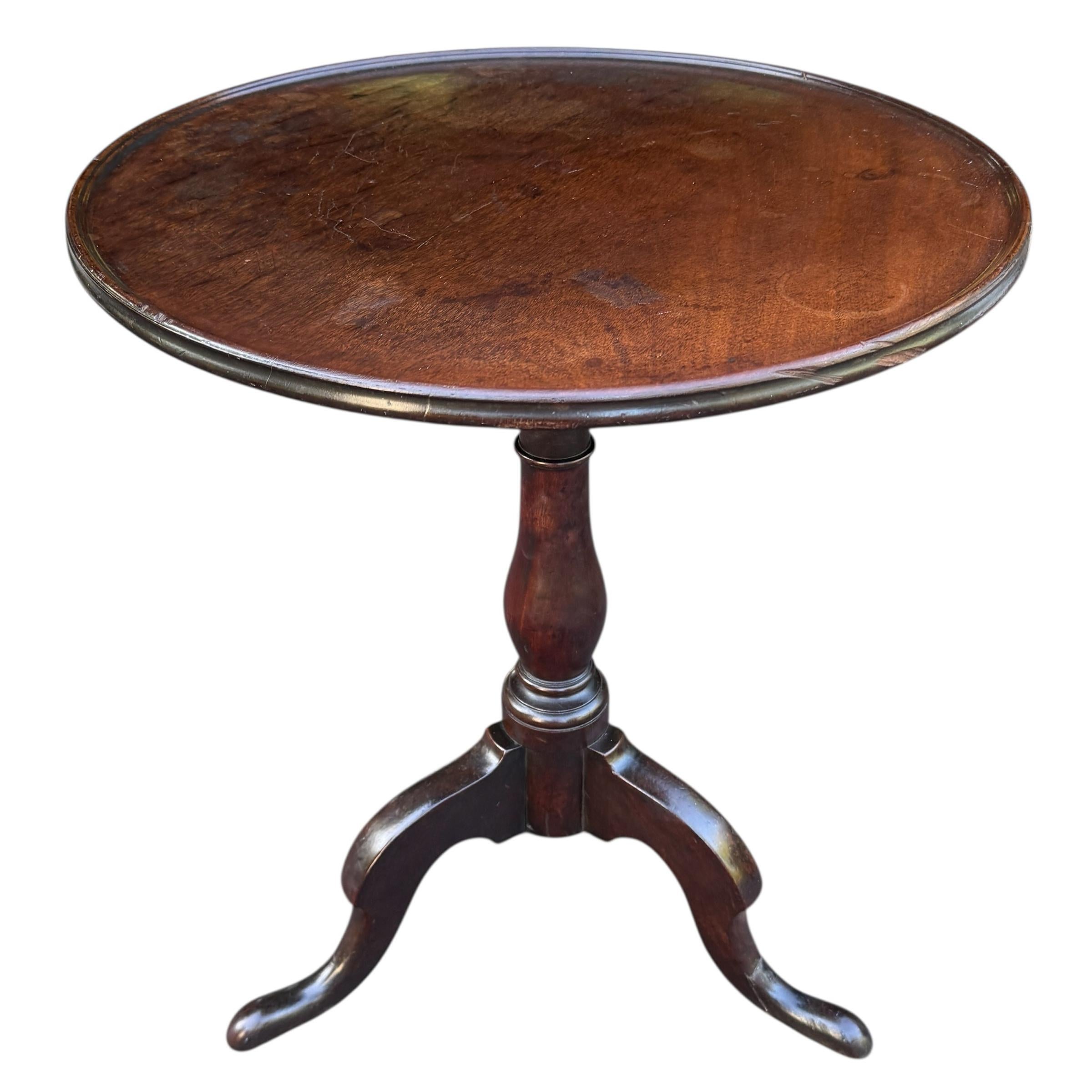 Federal Late 18th/Early 19th Century American Tilt-Top Table For Sale