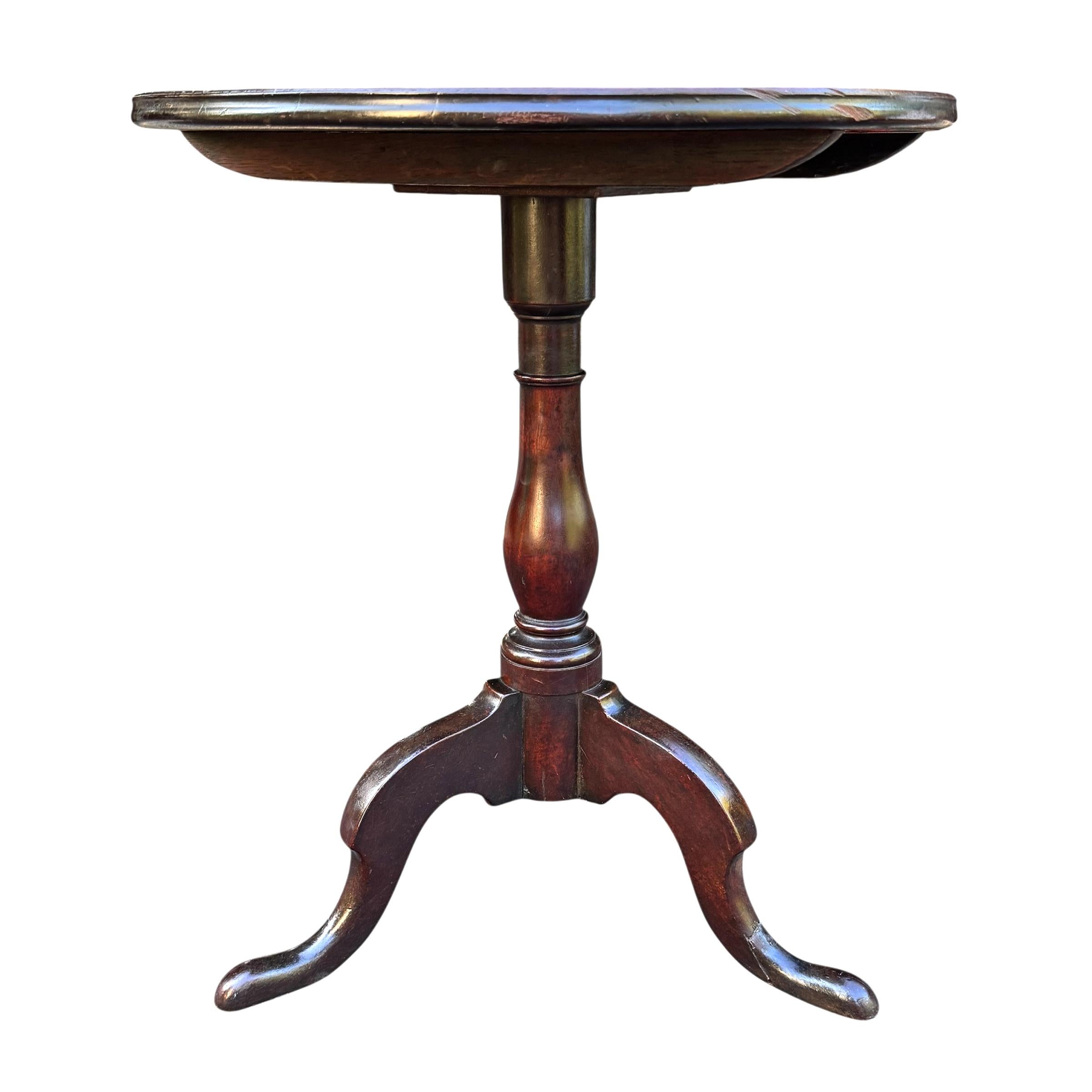 Hand-Crafted Late 18th/Early 19th Century American Tilt-Top Table For Sale