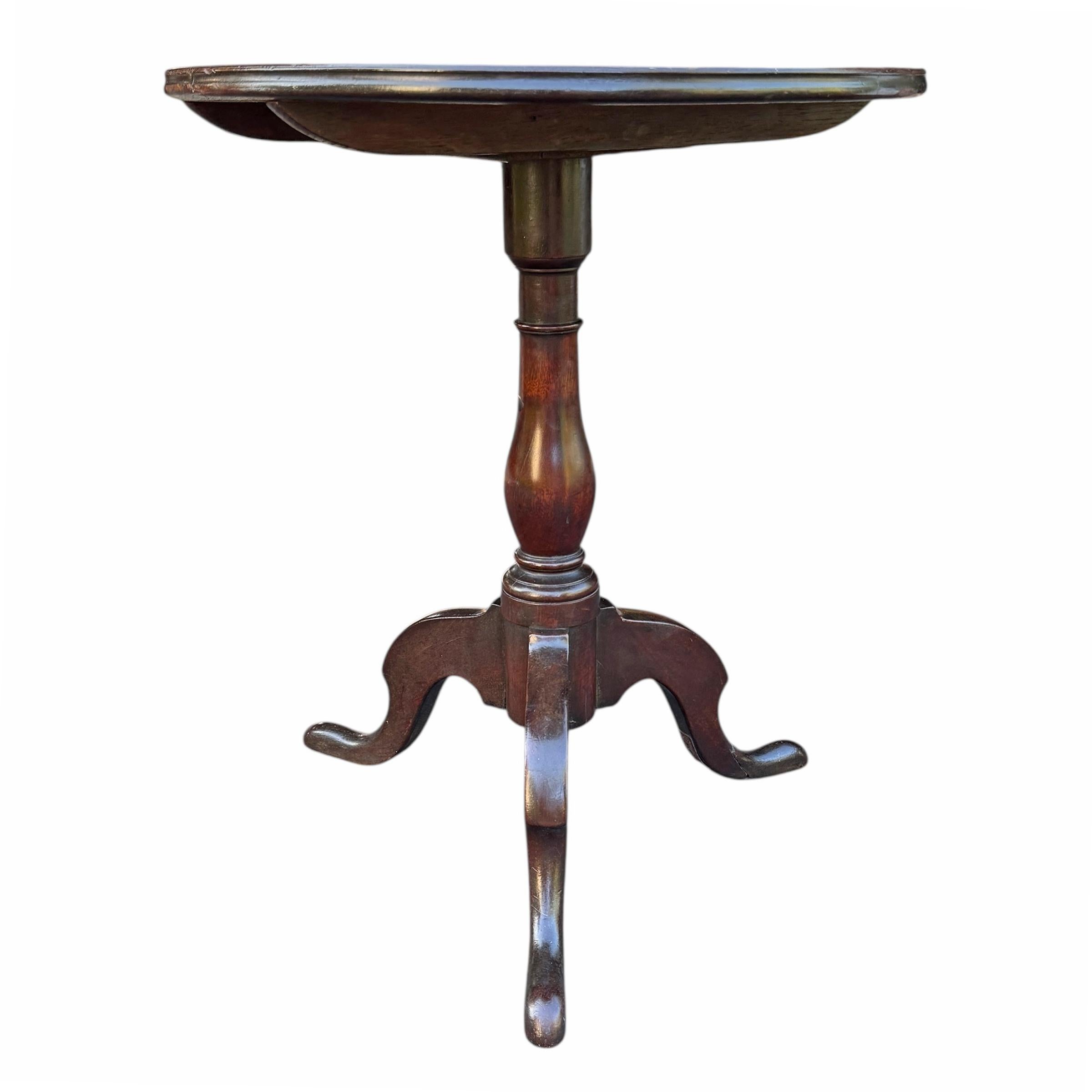 Late 18th/Early 19th Century American Tilt-Top Table In Good Condition For Sale In Chicago, IL