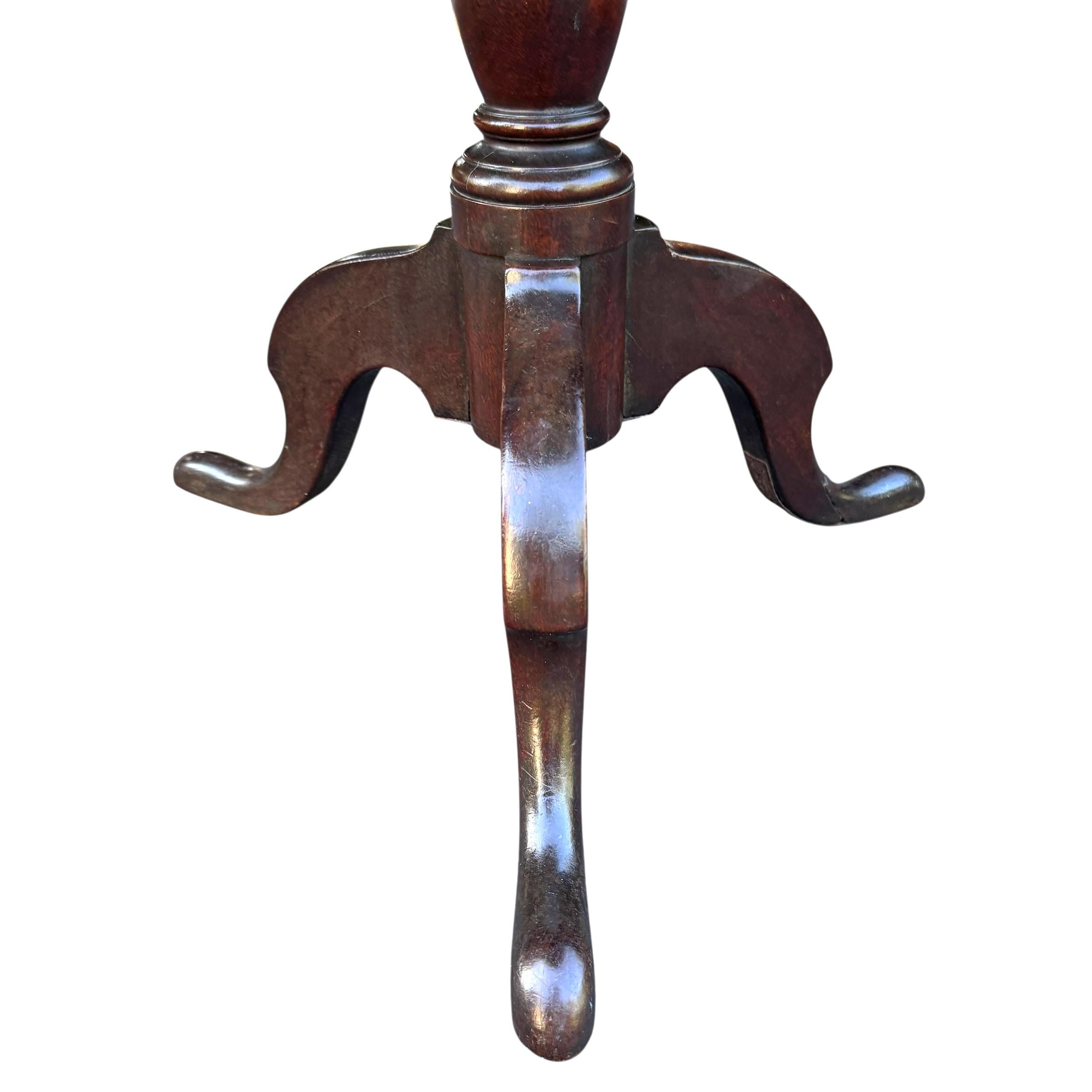 Late 18th/Early 19th Century American Tilt-Top Table For Sale 1
