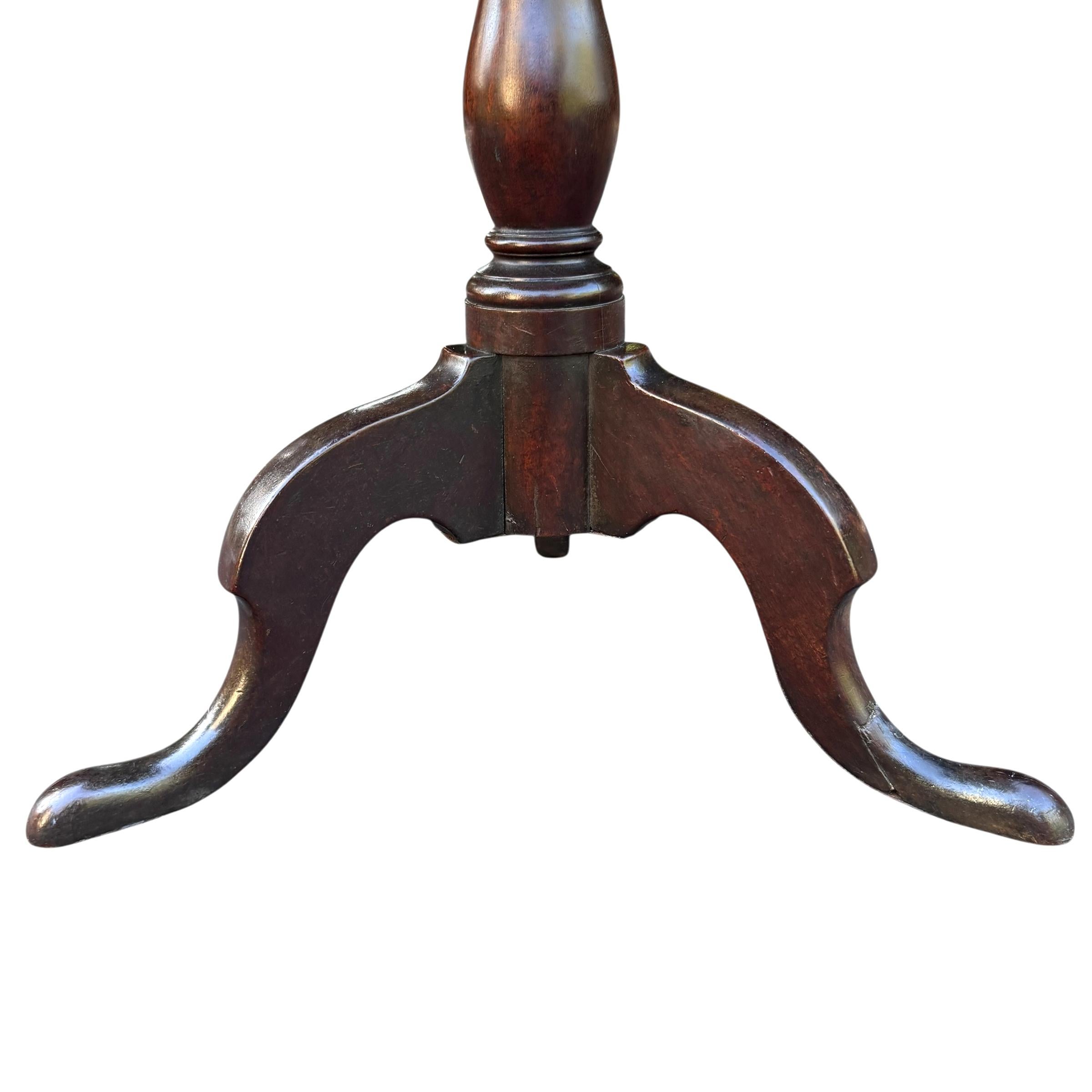 Late 18th/Early 19th Century American Tilt-Top Table For Sale 2