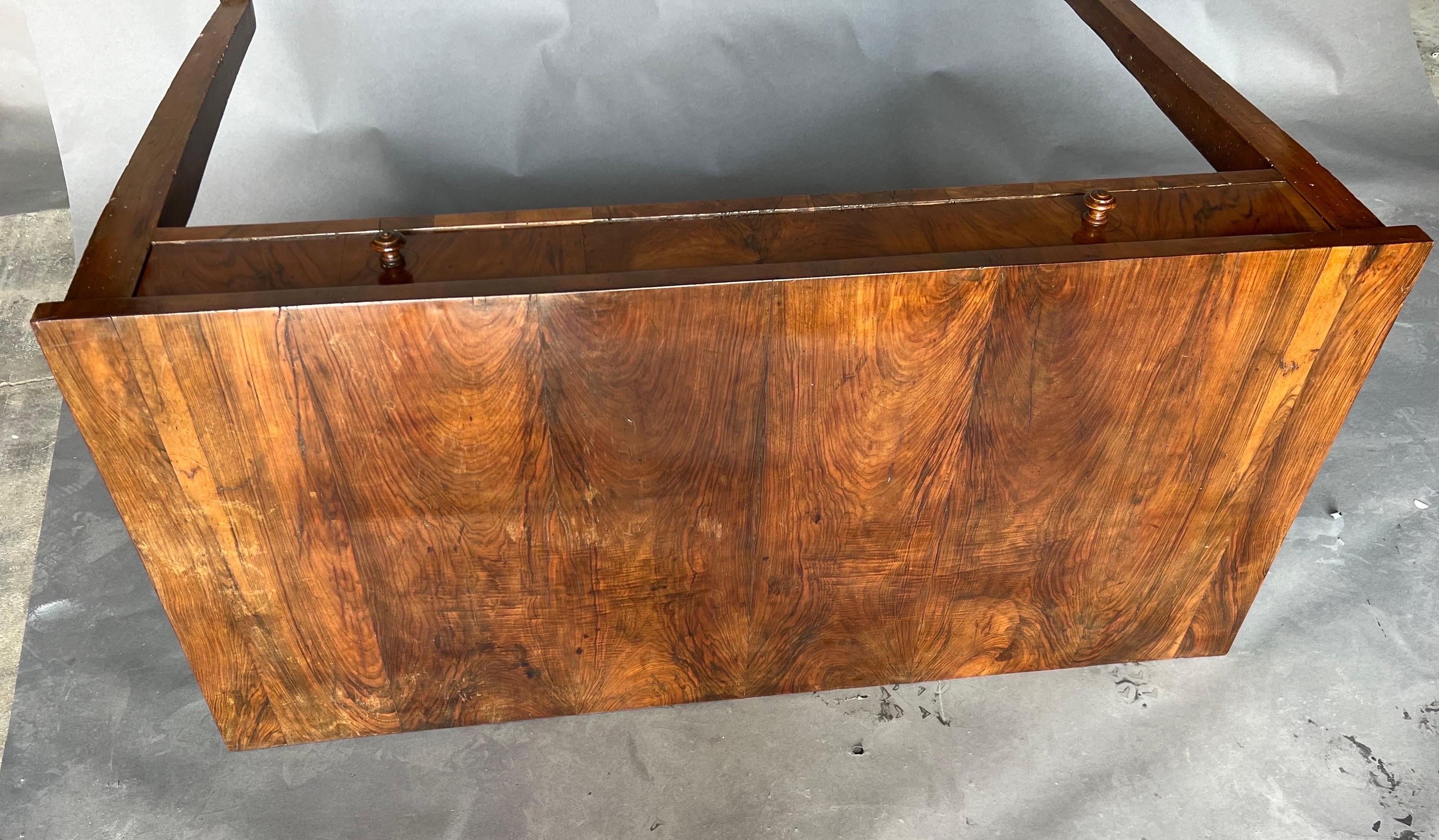 Noyer Fin du 18e siècle - début du 19e siècle Console à un tiroir Biedermeier  en vente