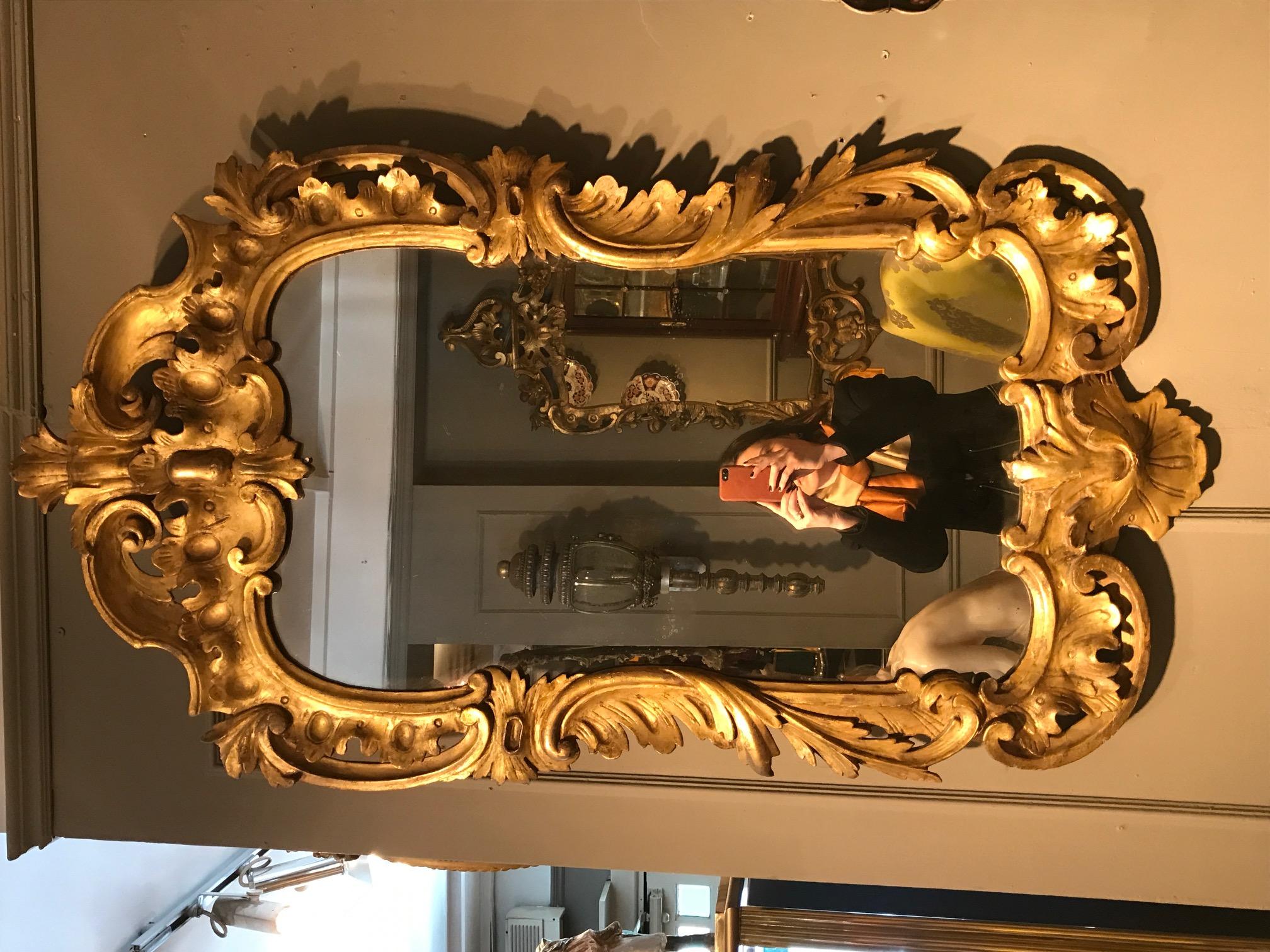 Anglais Miroir en bois sculpté et doré de la fin du XVIIIe siècle / début du XIXe siècle en vente