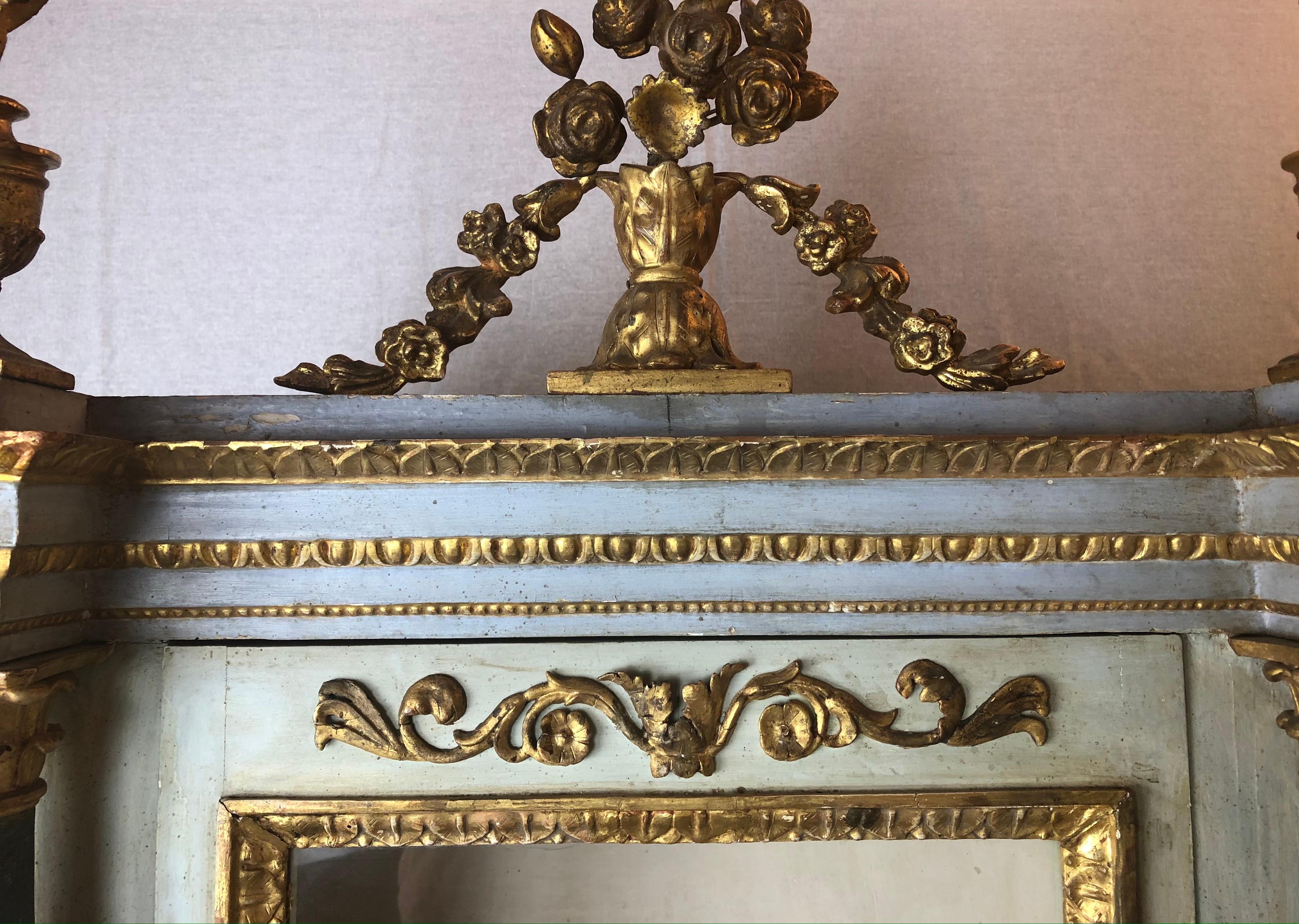 Geschnitzter venezianischer Schrank aus lackiertem und vergoldetem Holz, spätes 18. bis frühes 19. Jahrhundert (18. Jahrhundert) im Angebot