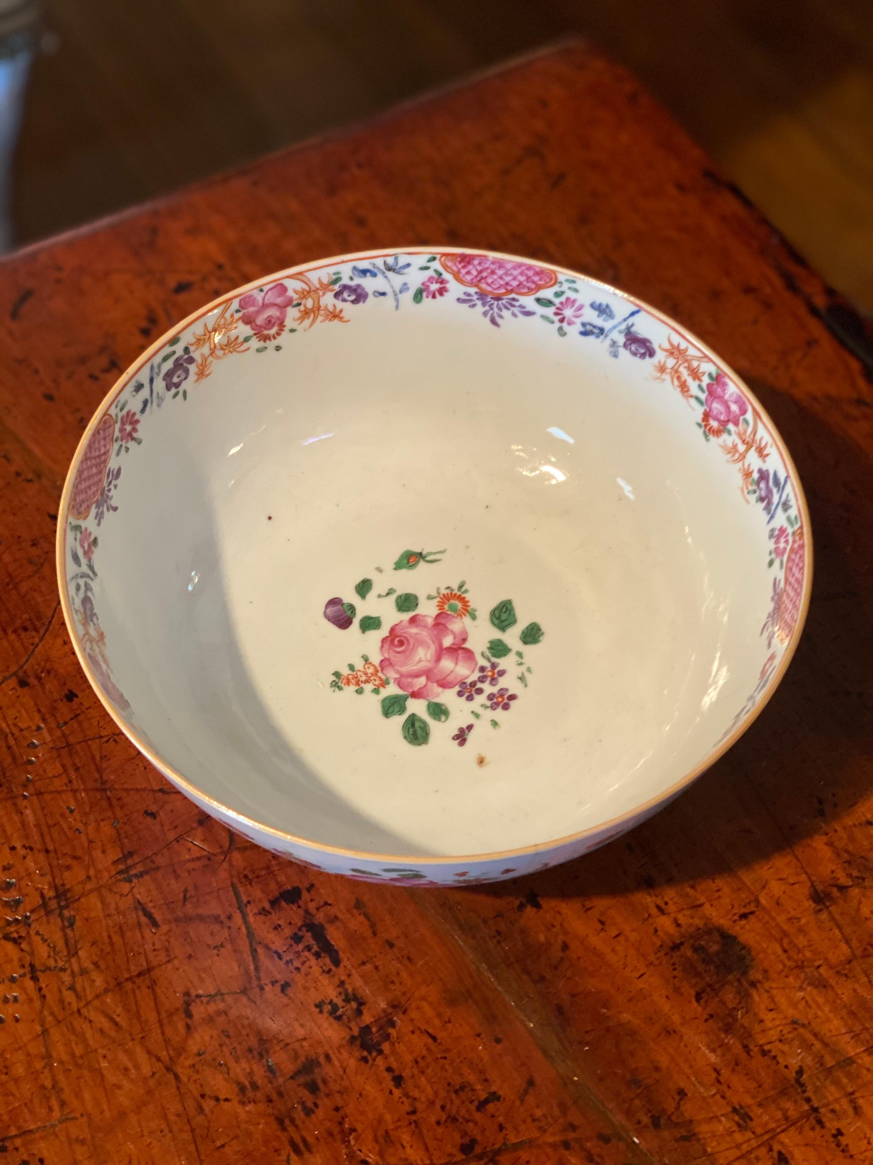 Late 18th- Early 19th Century Chinese Export Punch Bowl with Flowers In Good Condition For Sale In Charleston, SC