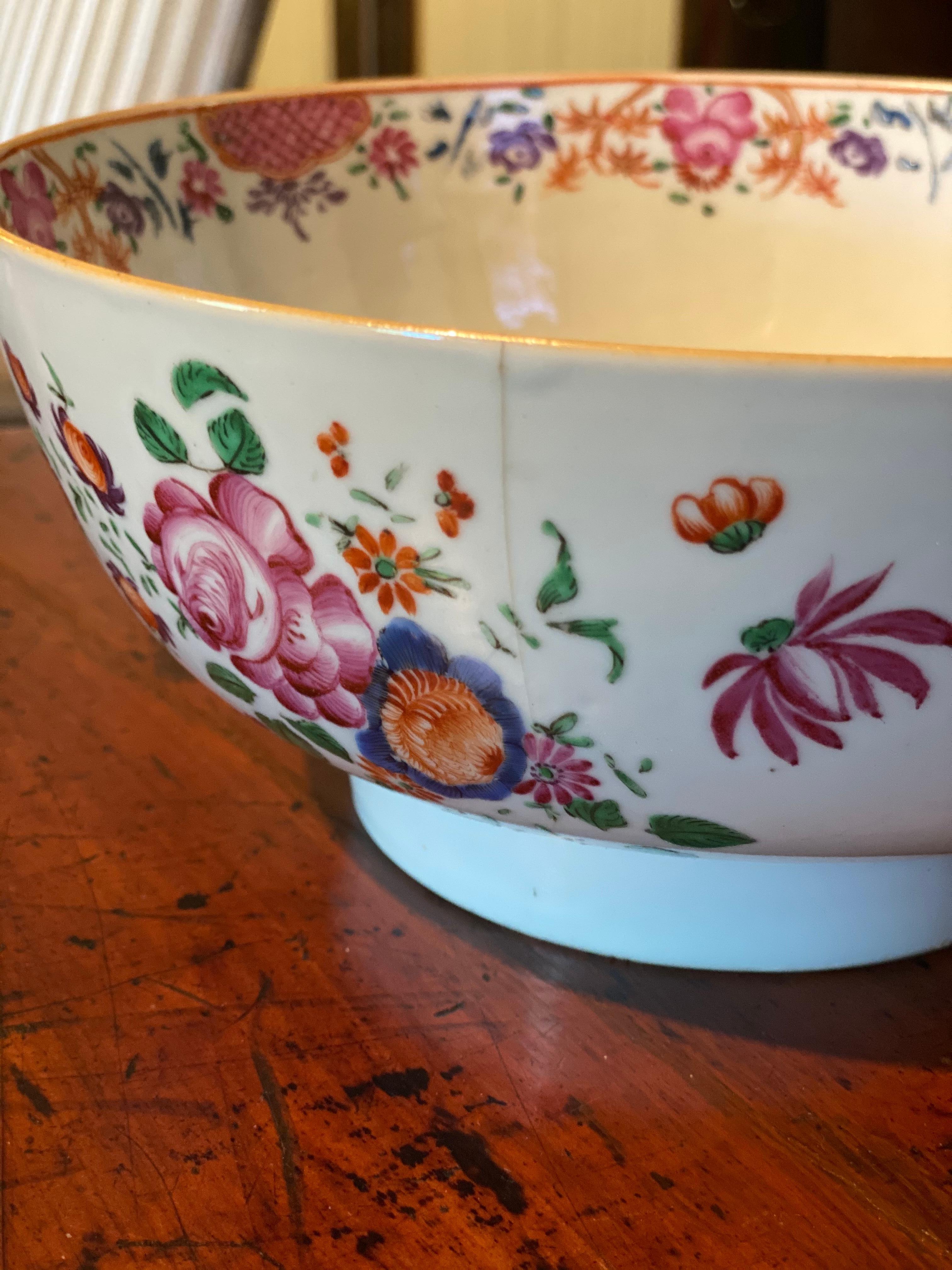Porcelaine Bol à punch d'exportation chinois de la fin du 18e et du début du 19e siècle avec fleurs en vente