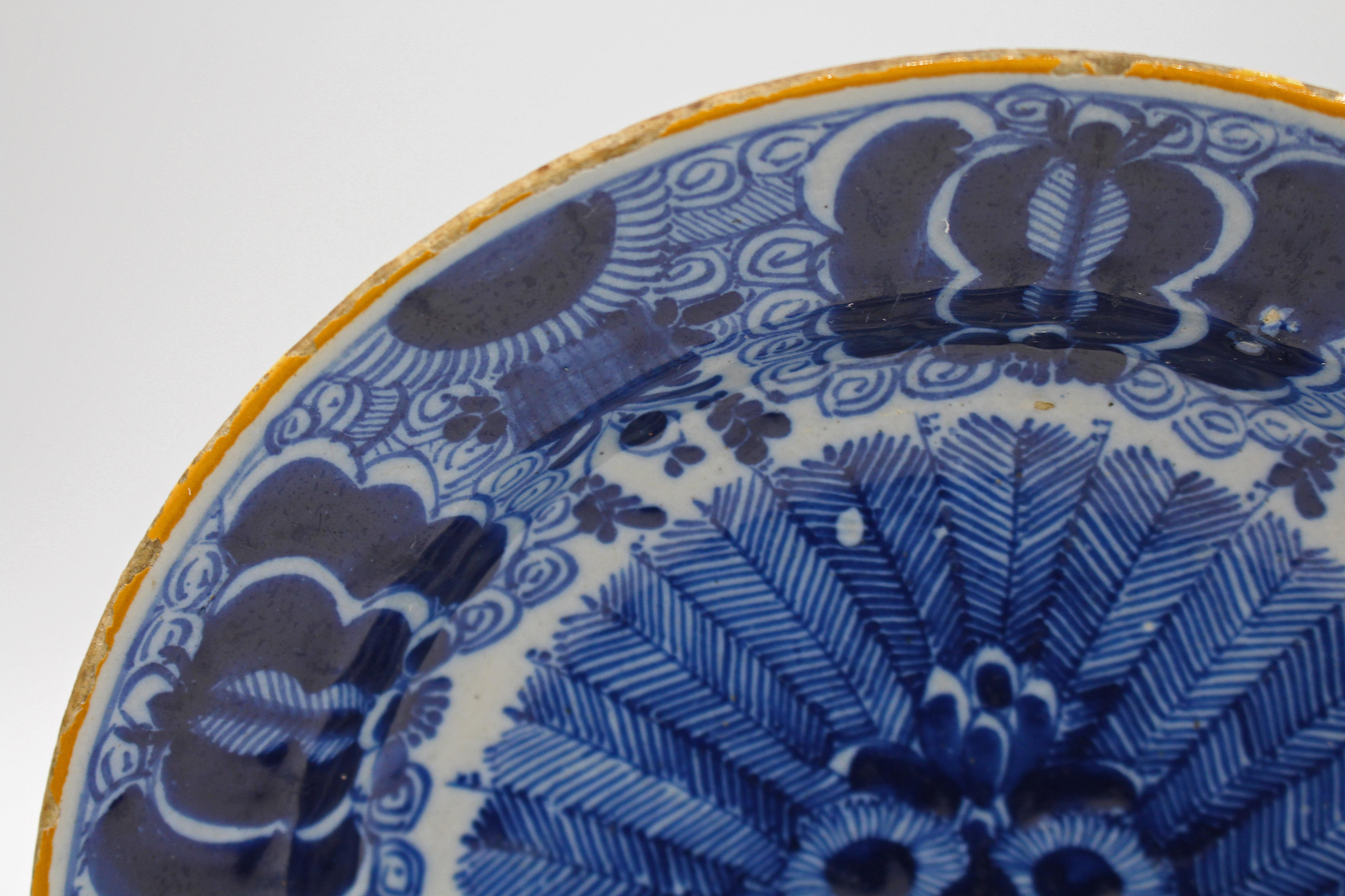 Neoclassico Piatto con piume di pavone blu e bianco di Delft della fine del XVIII-inizio del XIX secolo in vendita