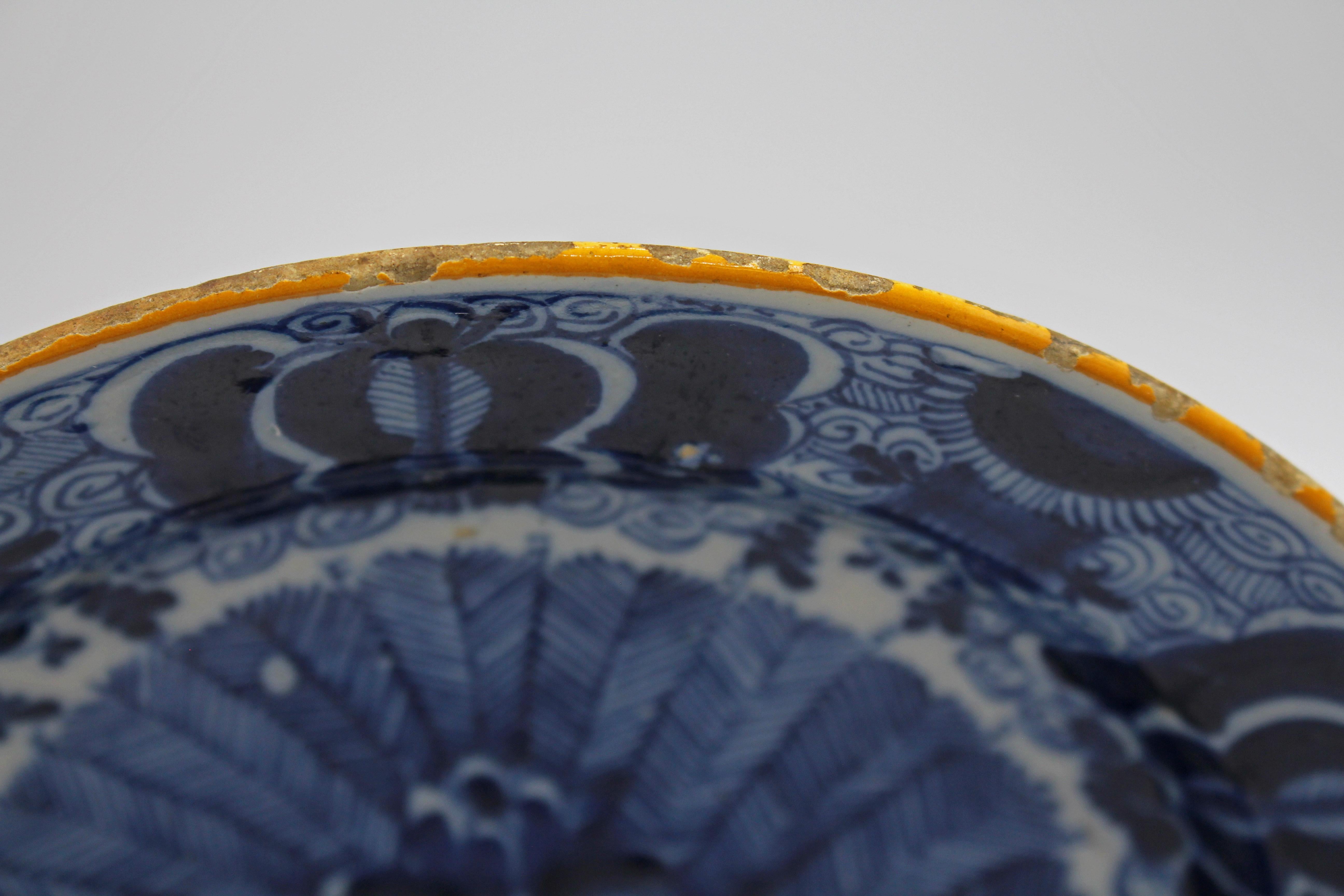 Olandese Piatto con piume di pavone blu e bianco di Delft della fine del XVIII-inizio del XIX secolo in vendita