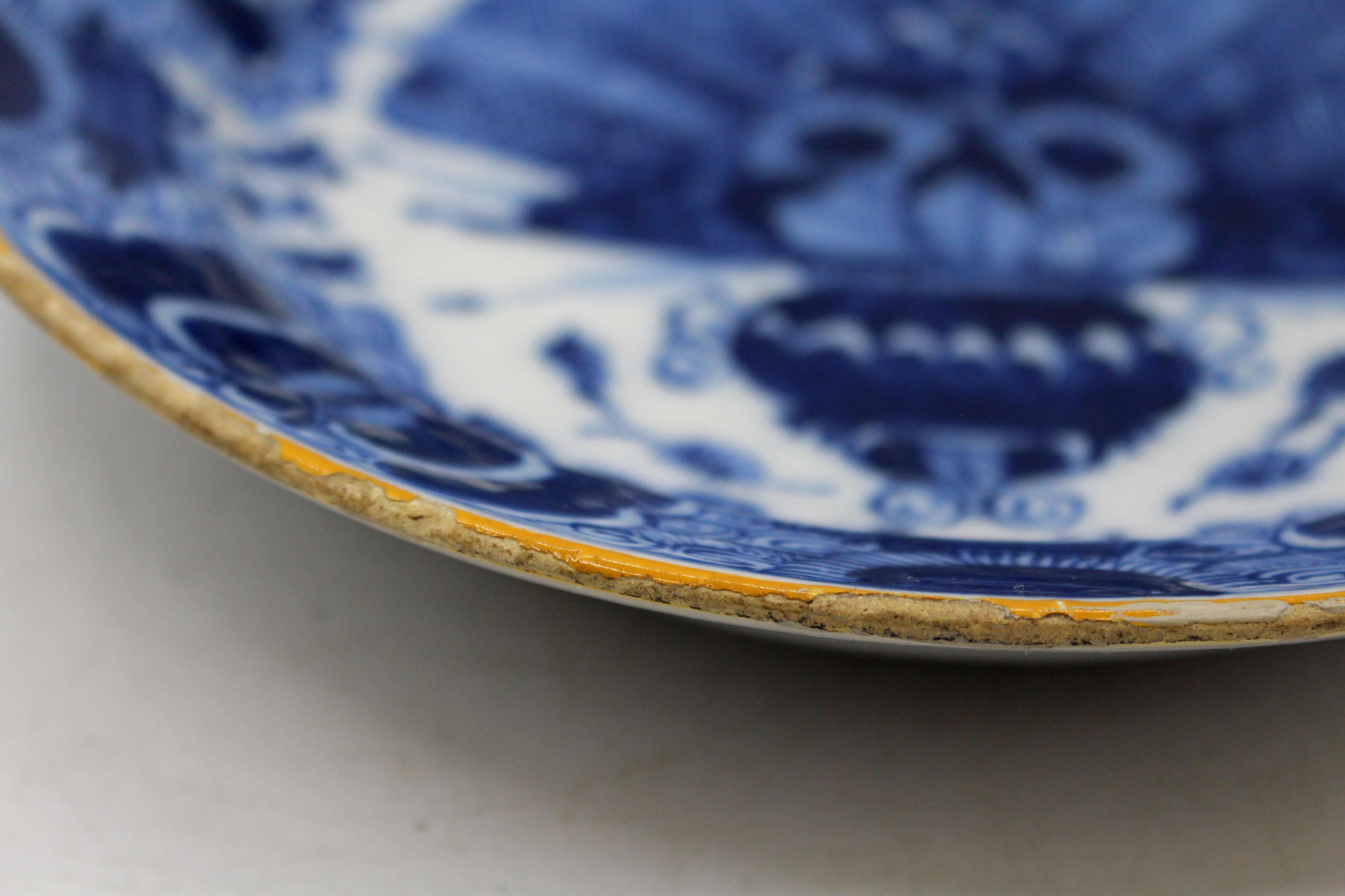 Smaltato Piatto con piume di pavone blu e bianco di Delft della fine del XVIII-inizio del XIX secolo in vendita