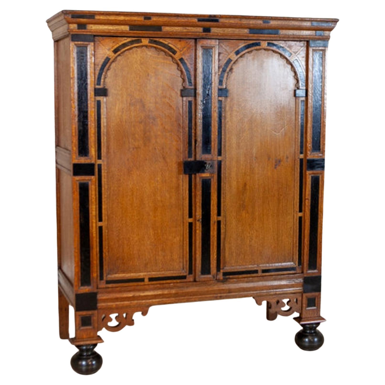 Armadio in Oak olandese della fine del XVIII/inizio del XIX secolo in stile manierista in marrone in vendita