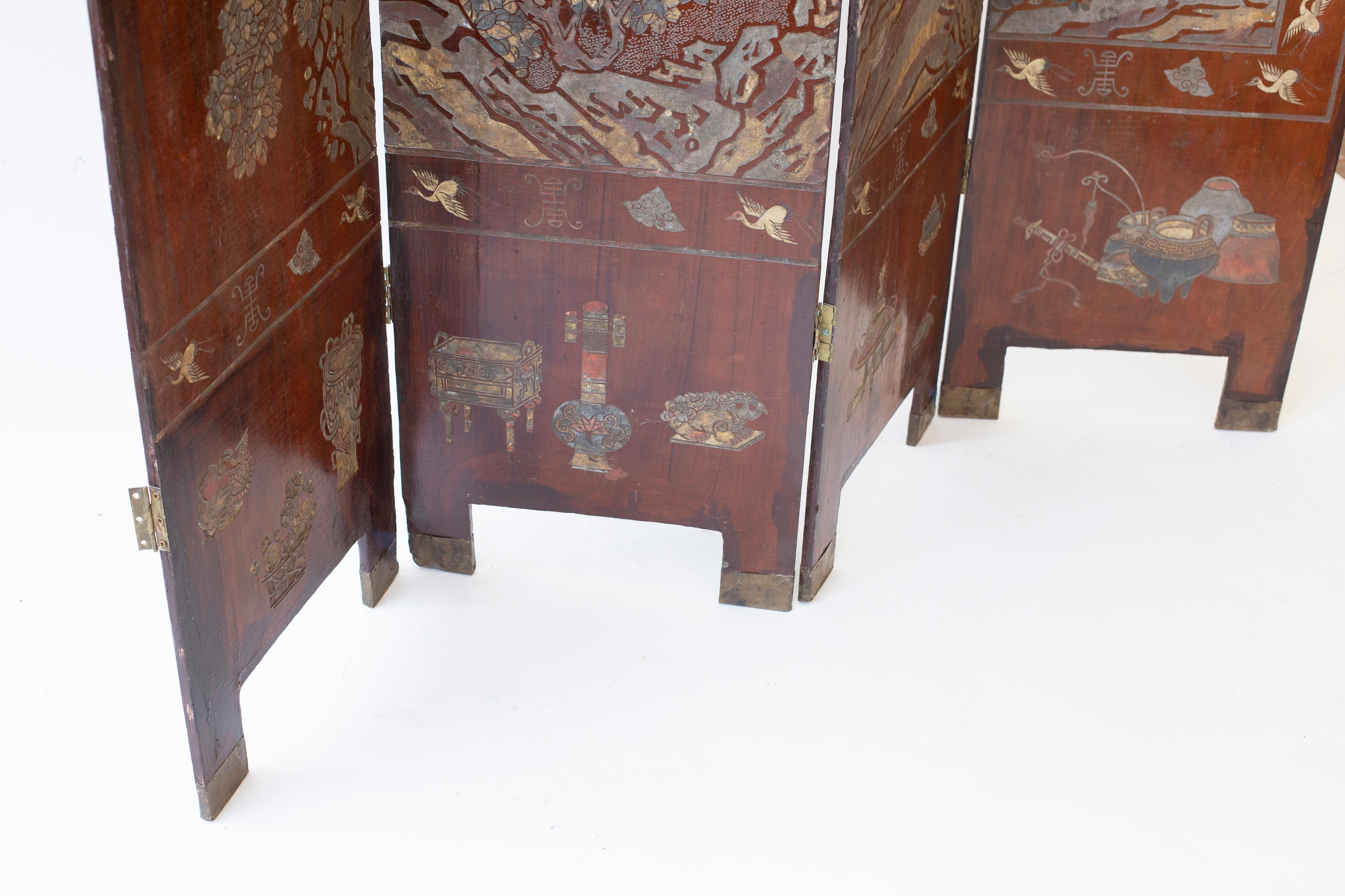 Un paravent Coromandel chinois sculpté de la fin du XVIIIe siècle avec un beau fond brun chaud.  D'un côté, un paysage et un motif de figures avec des pavillons et des figures dans un paysage rocheux, surmonté de nuages éthérés.

Le verso présente