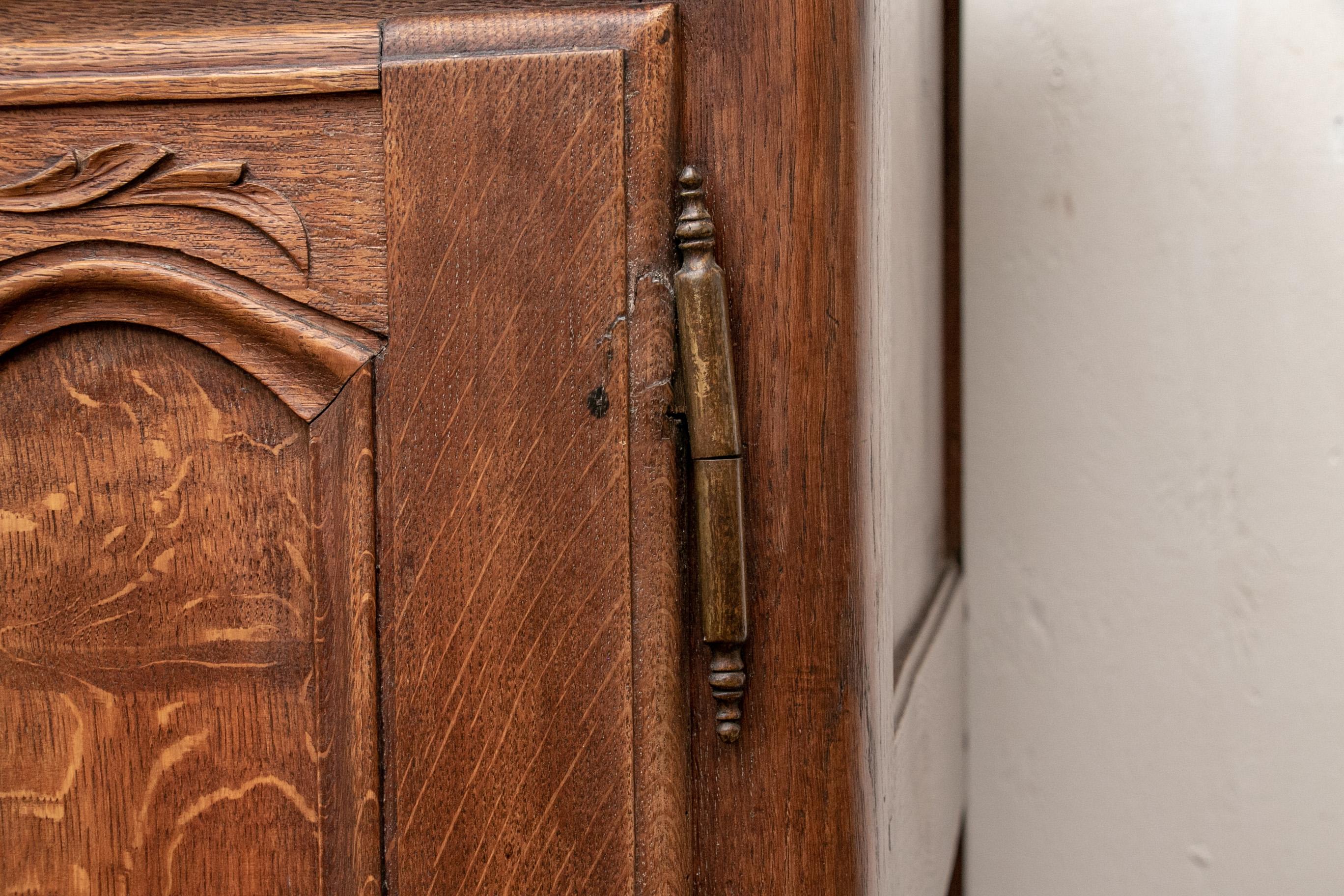 Französischer geschnitzter Eichenholz-Buffetschrank aus dem späten 18. bis frühen 19. Jahrhundert im Angebot 7