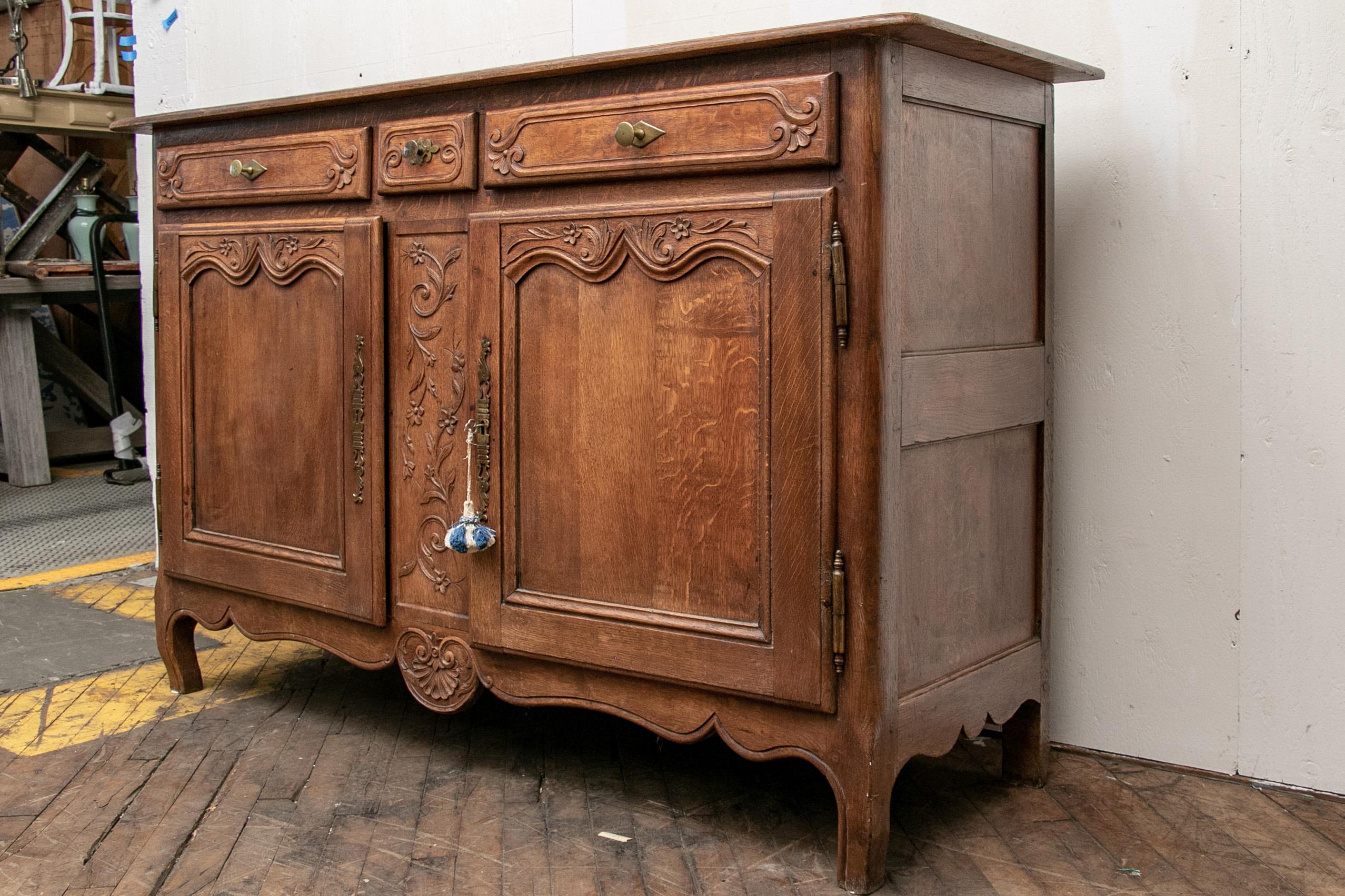 Französischer geschnitzter Eichenholz-Buffetschrank aus dem späten 18. bis frühen 19. Jahrhundert im Angebot 8