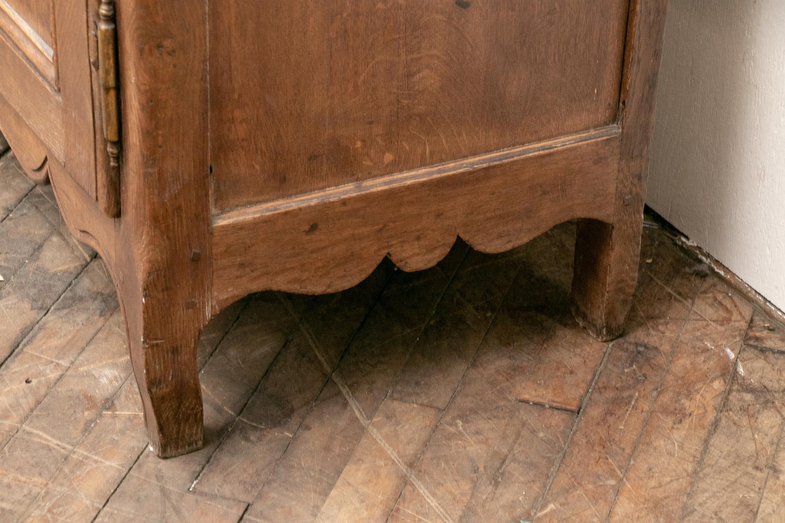 Französischer geschnitzter Eichenholz-Buffetschrank aus dem späten 18. bis frühen 19. Jahrhundert im Angebot 9