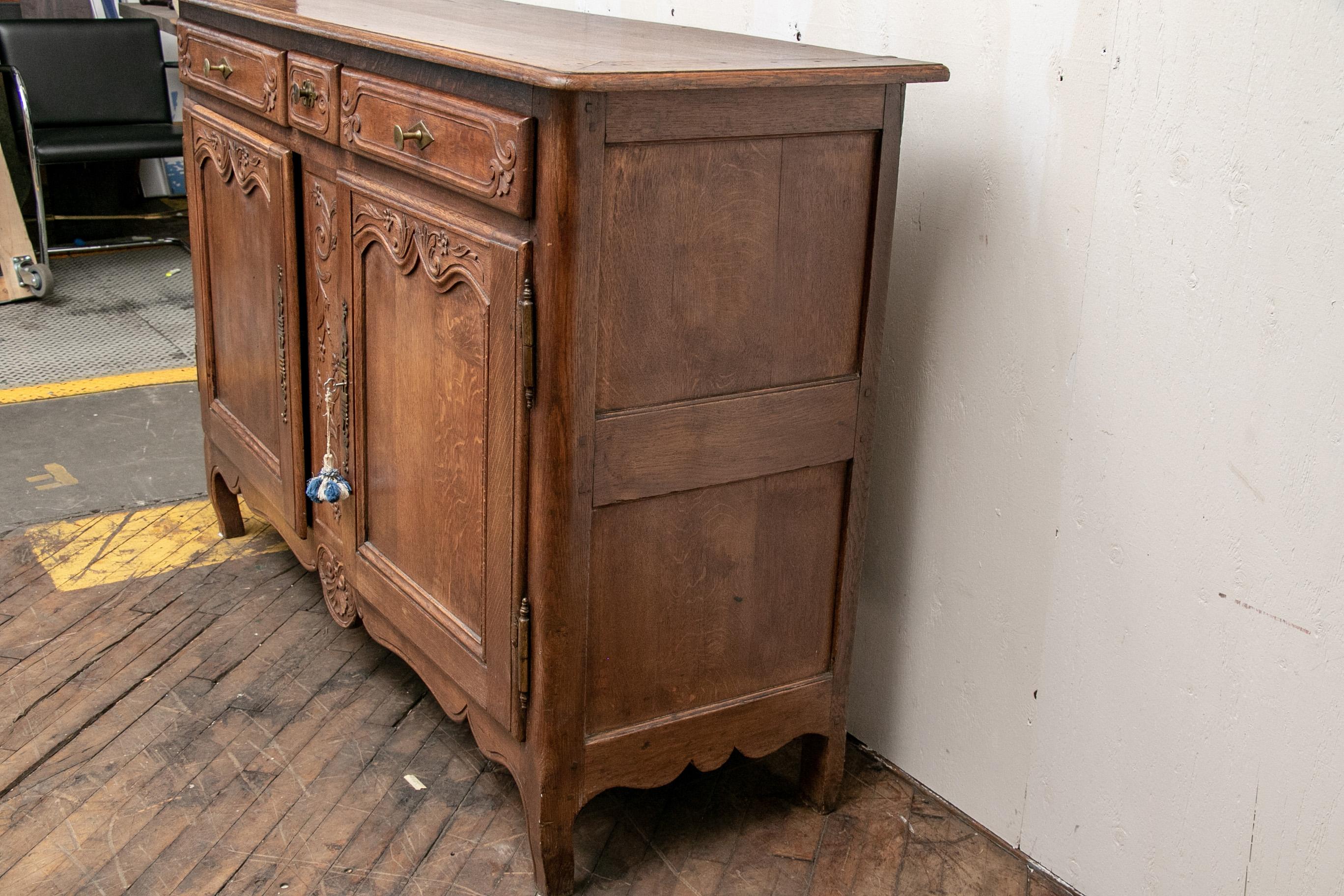 Französischer geschnitzter Eichenholz-Buffetschrank aus dem späten 18. bis frühen 19. Jahrhundert im Angebot 10