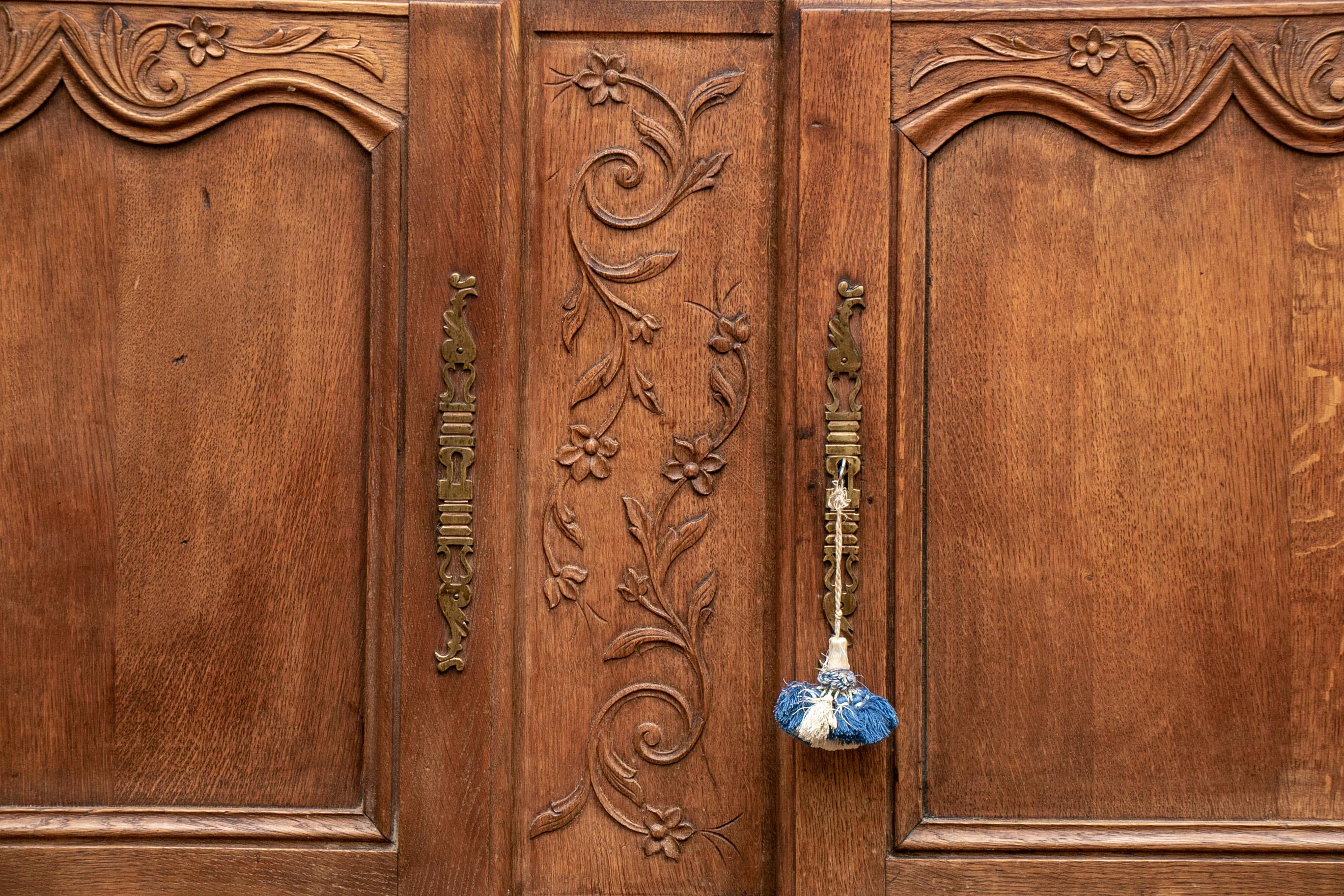 Französischer geschnitzter Eichenholz-Buffetschrank aus dem späten 18. bis frühen 19. Jahrhundert (Französische Provence) im Angebot