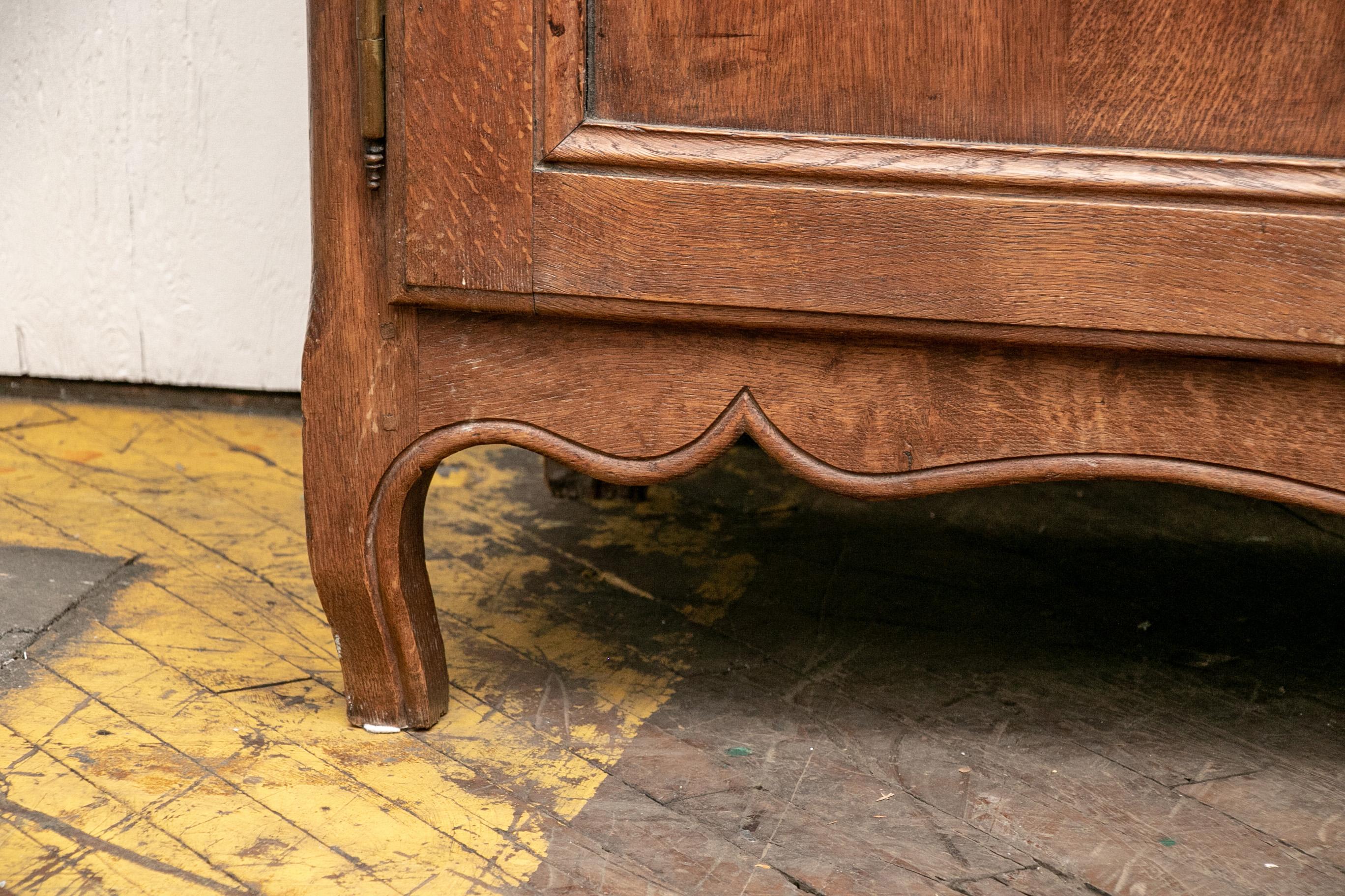 Französischer geschnitzter Eichenholz-Buffetschrank aus dem späten 18. bis frühen 19. Jahrhundert (18. Jahrhundert) im Angebot