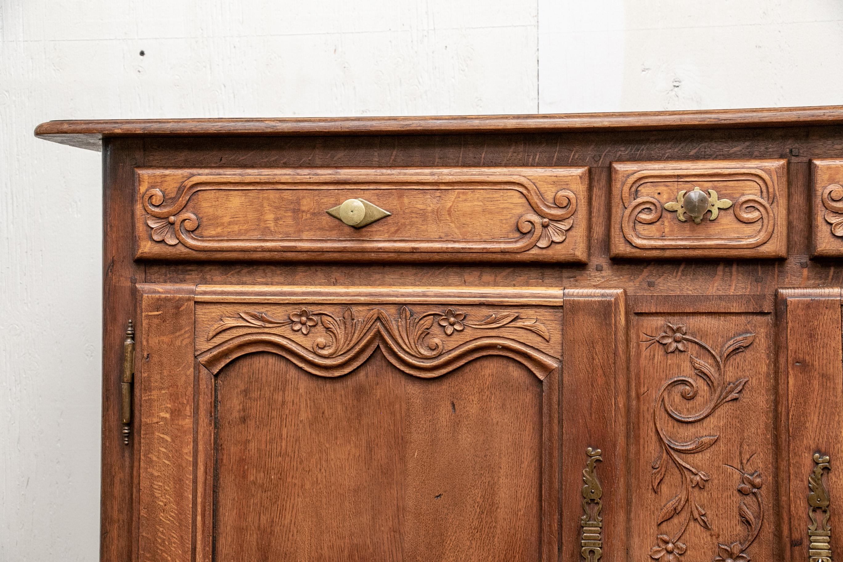 Französischer geschnitzter Eichenholz-Buffetschrank aus dem späten 18. bis frühen 19. Jahrhundert im Angebot 1