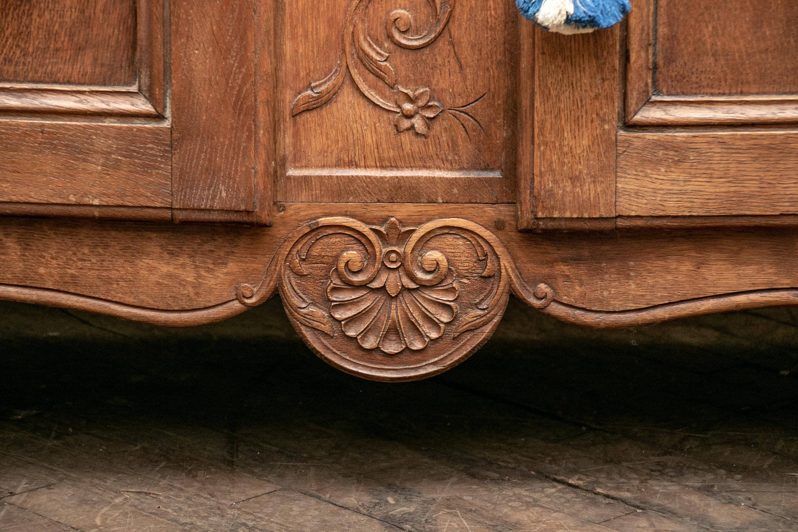 Französischer geschnitzter Eichenholz-Buffetschrank aus dem späten 18. bis frühen 19. Jahrhundert im Angebot 3