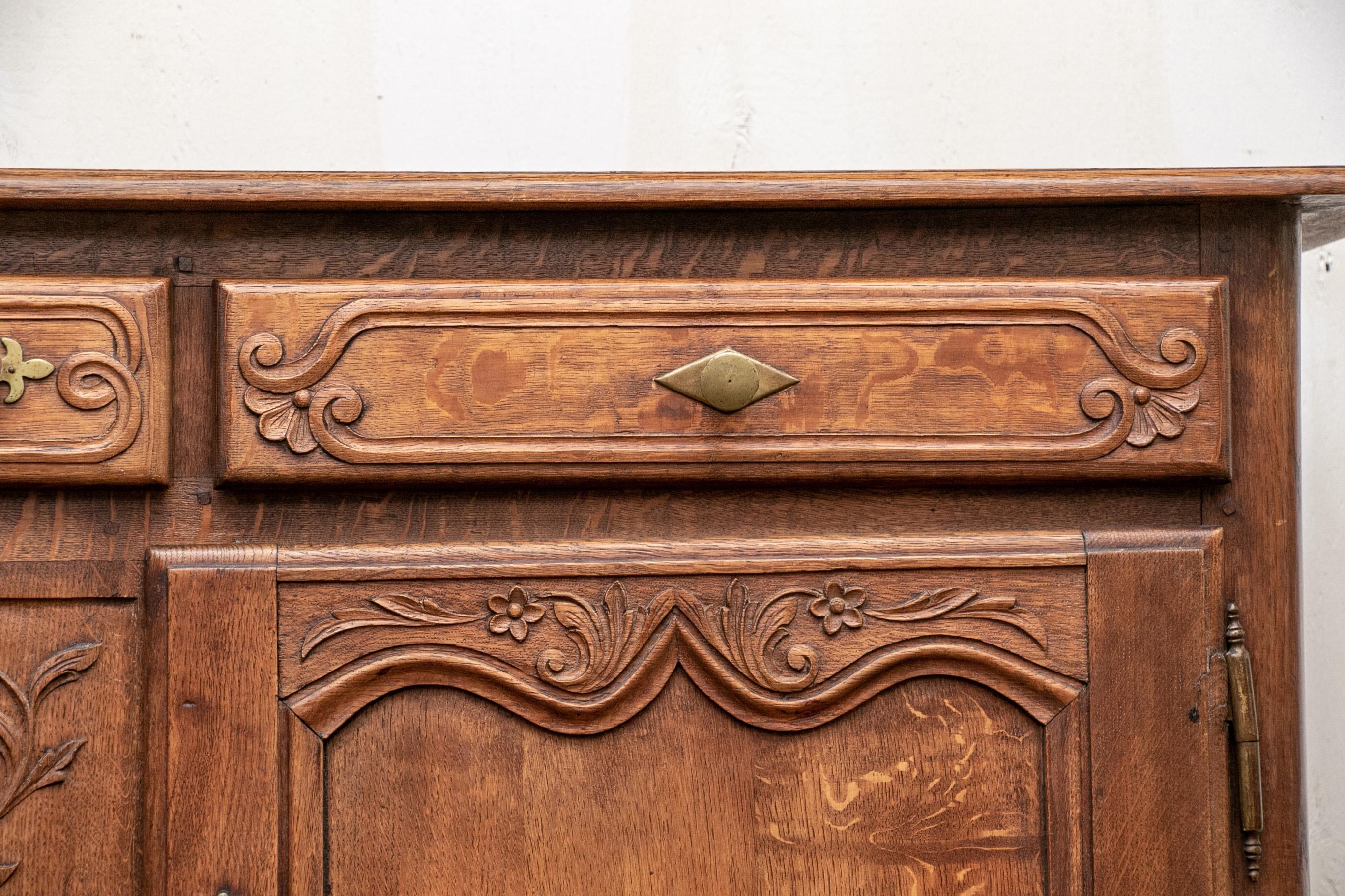 Französischer geschnitzter Eichenholz-Buffetschrank aus dem späten 18. bis frühen 19. Jahrhundert im Angebot 4