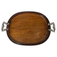 Vassoio da portata francese della fine del XVIII/inizio del XIX secolo in legno con manici Rocaille