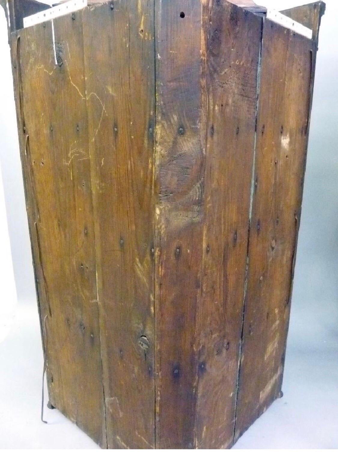 Spätes 18. - frühes 19. Jahrhundert Georgischer Mahagoni-Eckschrank mit Intarsien (Englisch) im Angebot