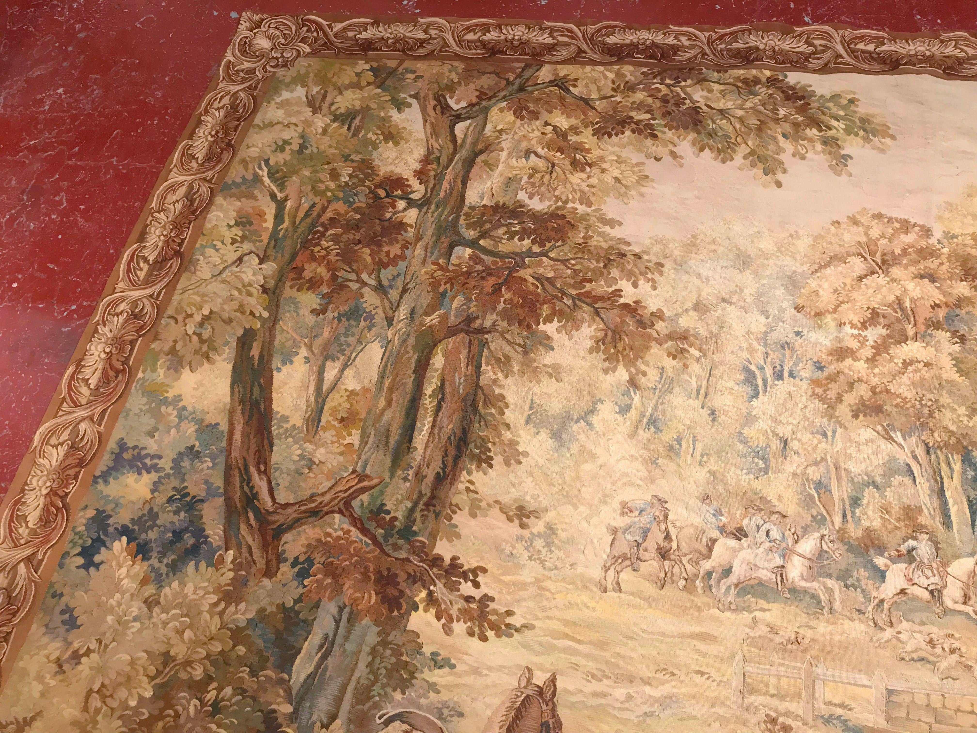 Appendi questo eccezionale e importante arazzo tessuto a mano proveniente dal Belgio in un salotto o su una scala. Il coloratissimo arazzo 