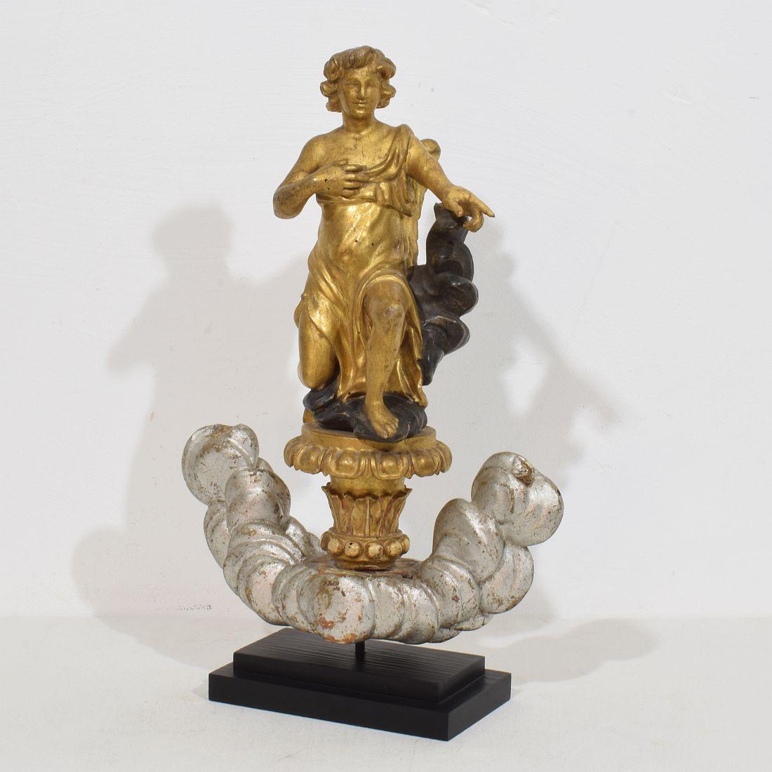 Meraviglioso e dettagliatissimo angelo neoclassico intagliato a mano in piedi sulle nuvole,
Italia, circa 1780-1820.
Intemperie, piccole perdite e vecchie riparazioni.
Le misure includono la base in legno.
H. H. 42cm  L:27,5 cm P:10 cm 