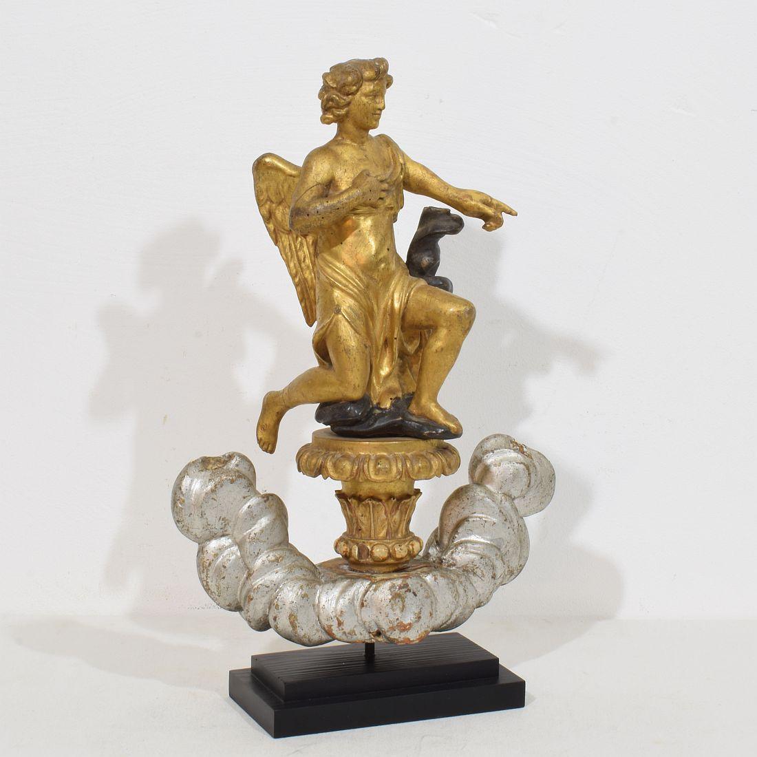 Hand-Carved Late 18th / Early 19th Century Italian Giltwood Neoclassical Angel For Sale