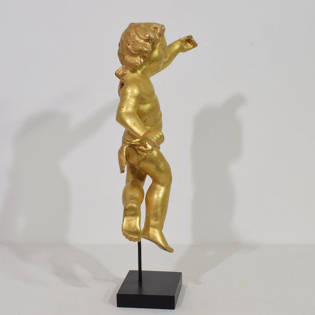 Late 18th / Early 19th Century Italian Giltwood Neoclassical Angel In Good Condition For Sale In Buisson, FR