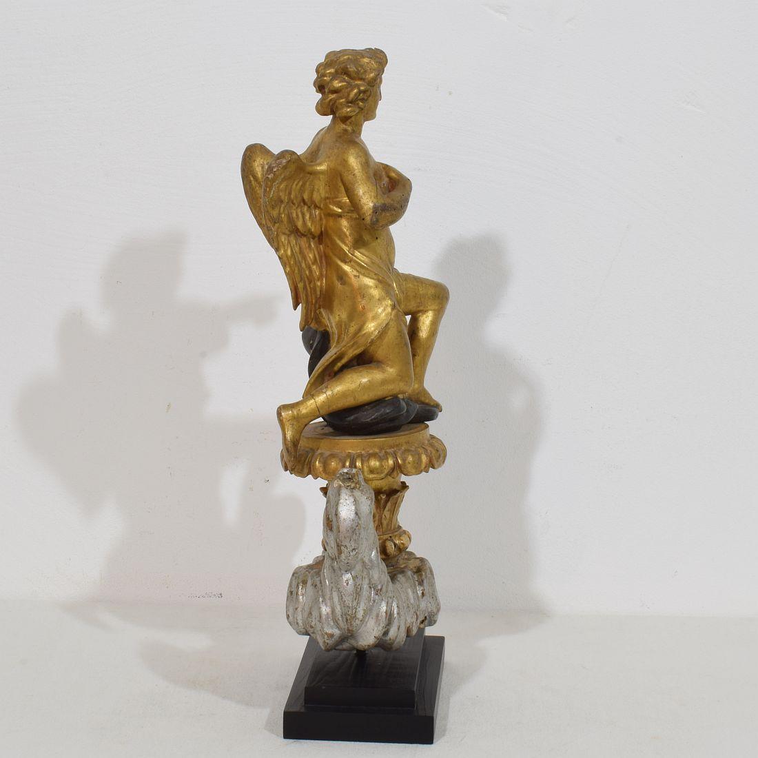 Late 18th / Early 19th Century Italian Giltwood Neoclassical Angel In Good Condition For Sale In Buisson, FR