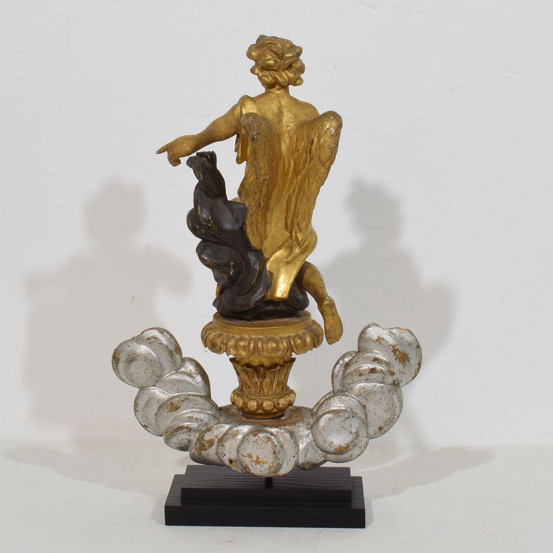 Intagliato a mano Angelo neoclassico in legno dorato italiano della fine del XVIII/inizio XIX secolo in vendita