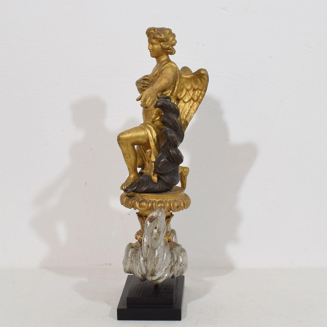 Angelo neoclassico in legno dorato italiano della fine del XVIII/inizio XIX secolo In condizioni buone in vendita a Buisson, FR