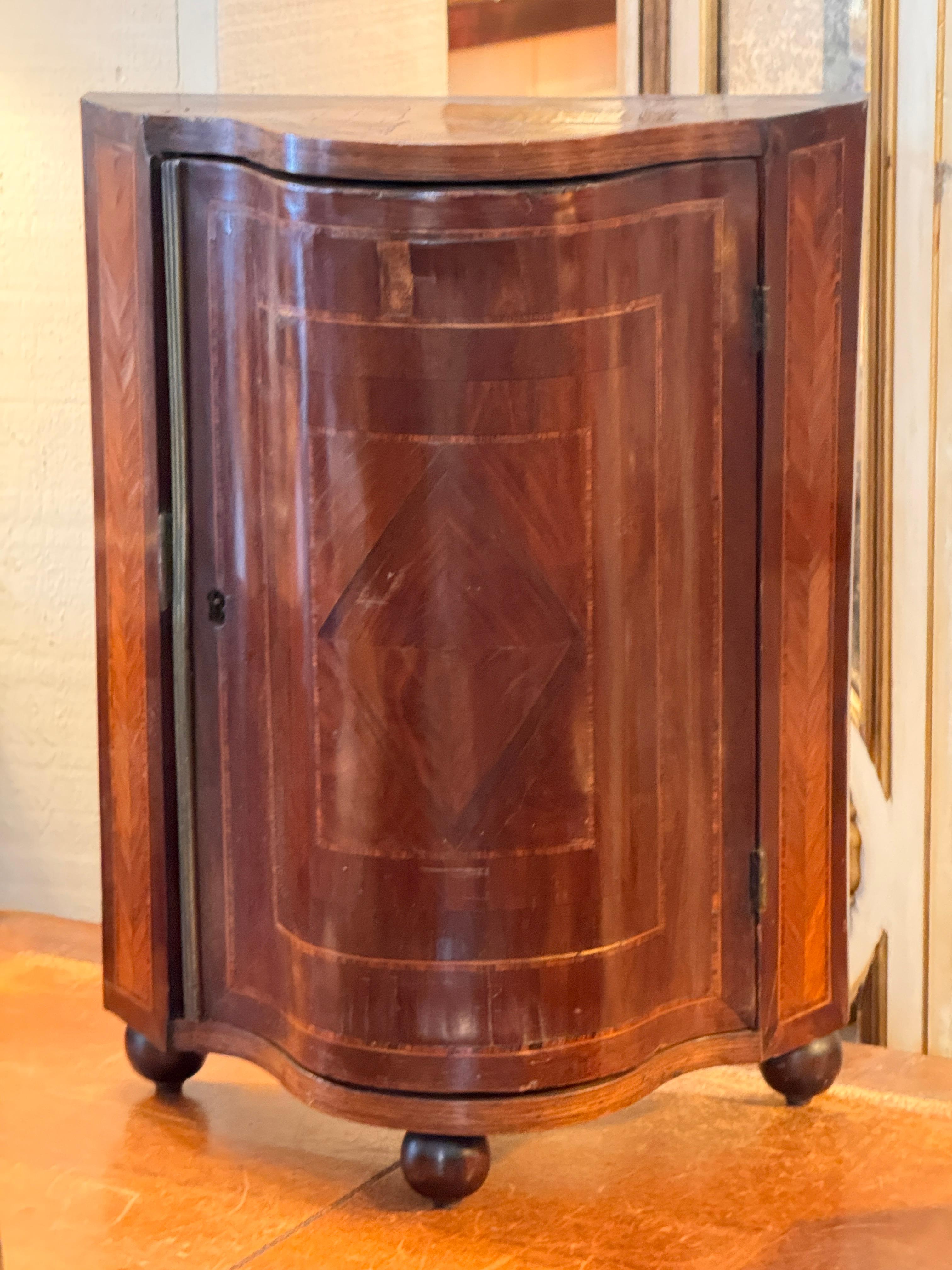 Italiano Late 18th–Early 19th Century Italian Miniature Inlaid Cabinet in vendita